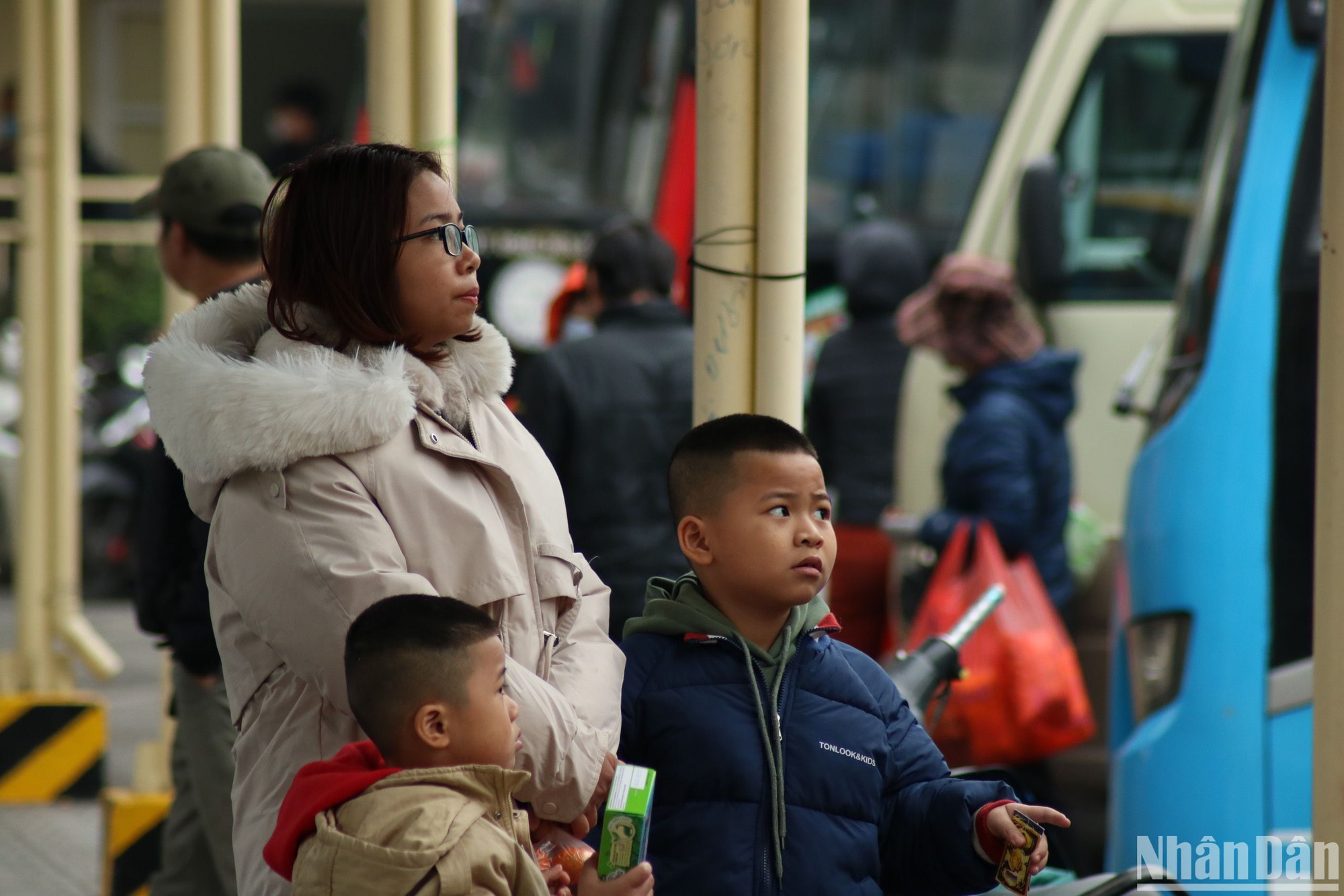 [Ảnh] Các cửa ô, bến xe nhộn nhịp dòng người rời Thủ đô về quê đón Tết ảnh 13