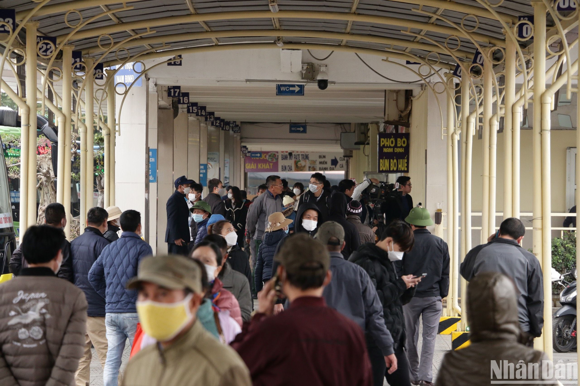 [Ảnh] Các cửa ô, bến xe nhộn nhịp dòng người rời Thủ đô về quê đón Tết ảnh 12