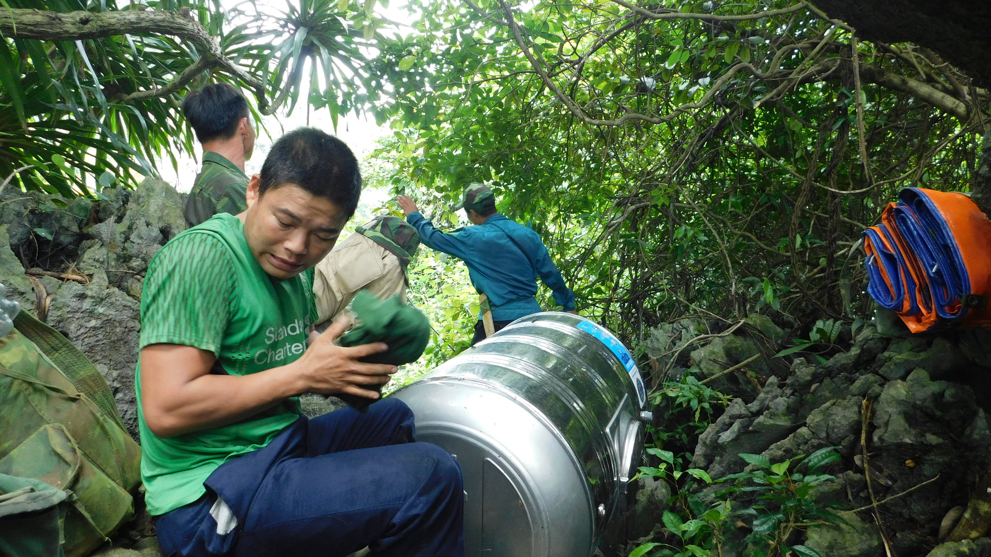 Cõng cả téc nước vào rừng sâu để... truy vết voọc. (Ảnh: Trung tâm Bảo tồn Thiên nhiên và Phát triển)