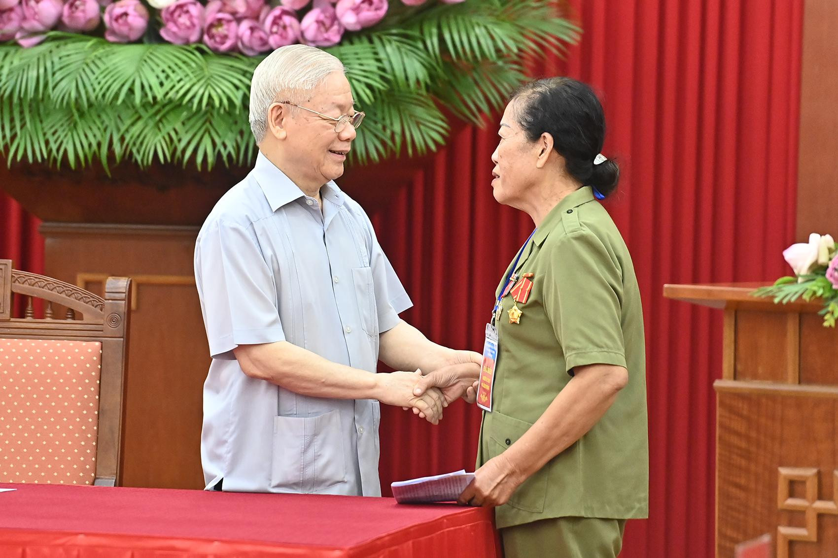 Tổng Bí thư Nguyễn Phú Trọng chúc sức khỏe và động viên Anh hùng Lực lượng vũ trang Lưu Nguyệt Hồng. Tổng Bí thư Nguyễn Phú Trọng chúc sức khỏe và động viên Anh hùng Lực lượng vũ trang Lưu Nguyệt Hồng.