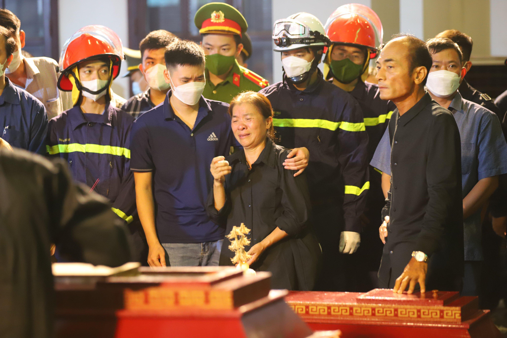 Tiễn con đi rồi. Phía sau mẹ sẽ vẫn còn những đồng đội, đồng chí của con đây...