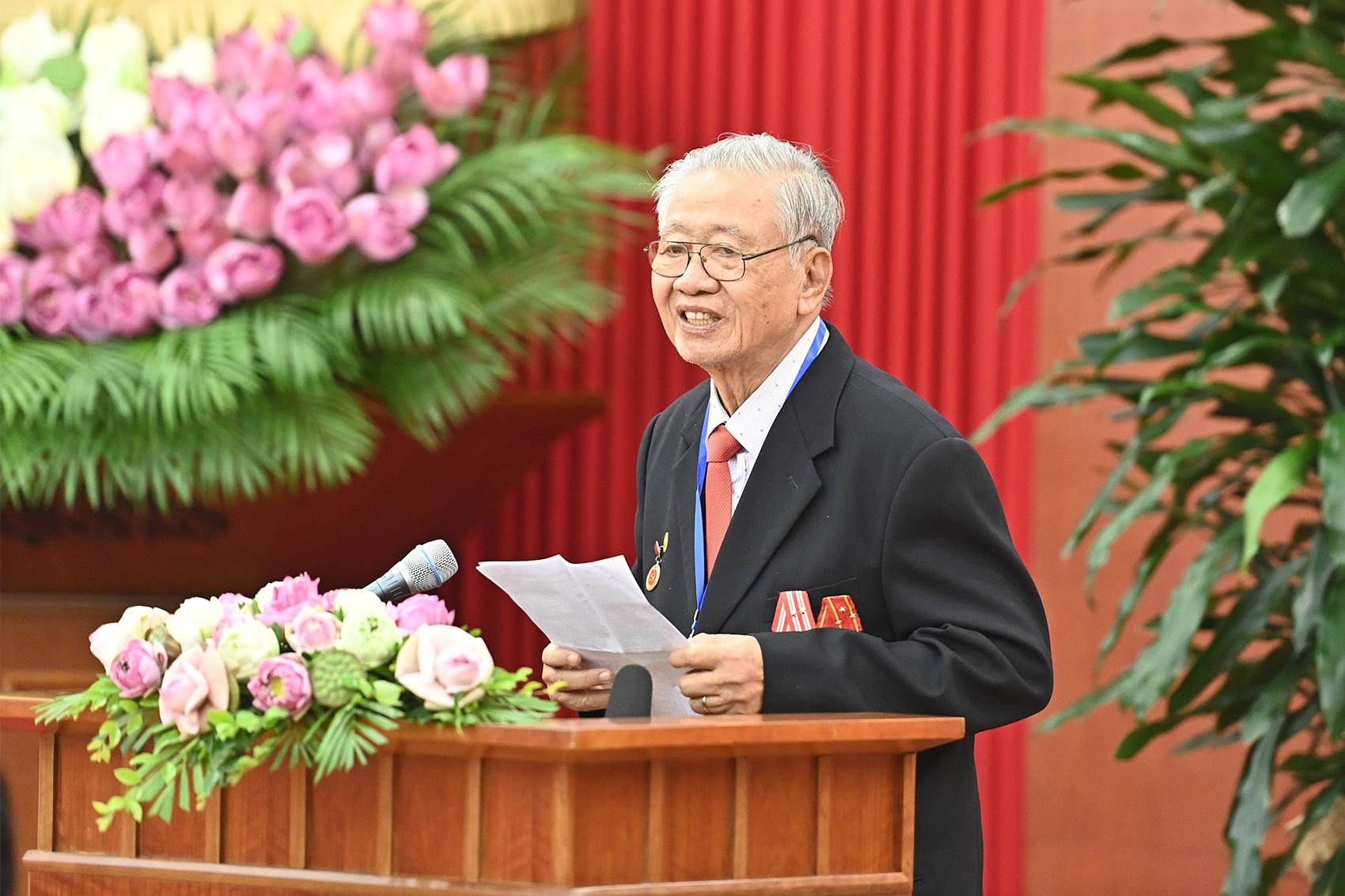 Đại biểu Trần Văn Khánh phát biểu ý kiến tại buổi gặp mặt. Đại biểu Trần Văn Khánh phát biểu ý kiến tại buổi gặp mặt.