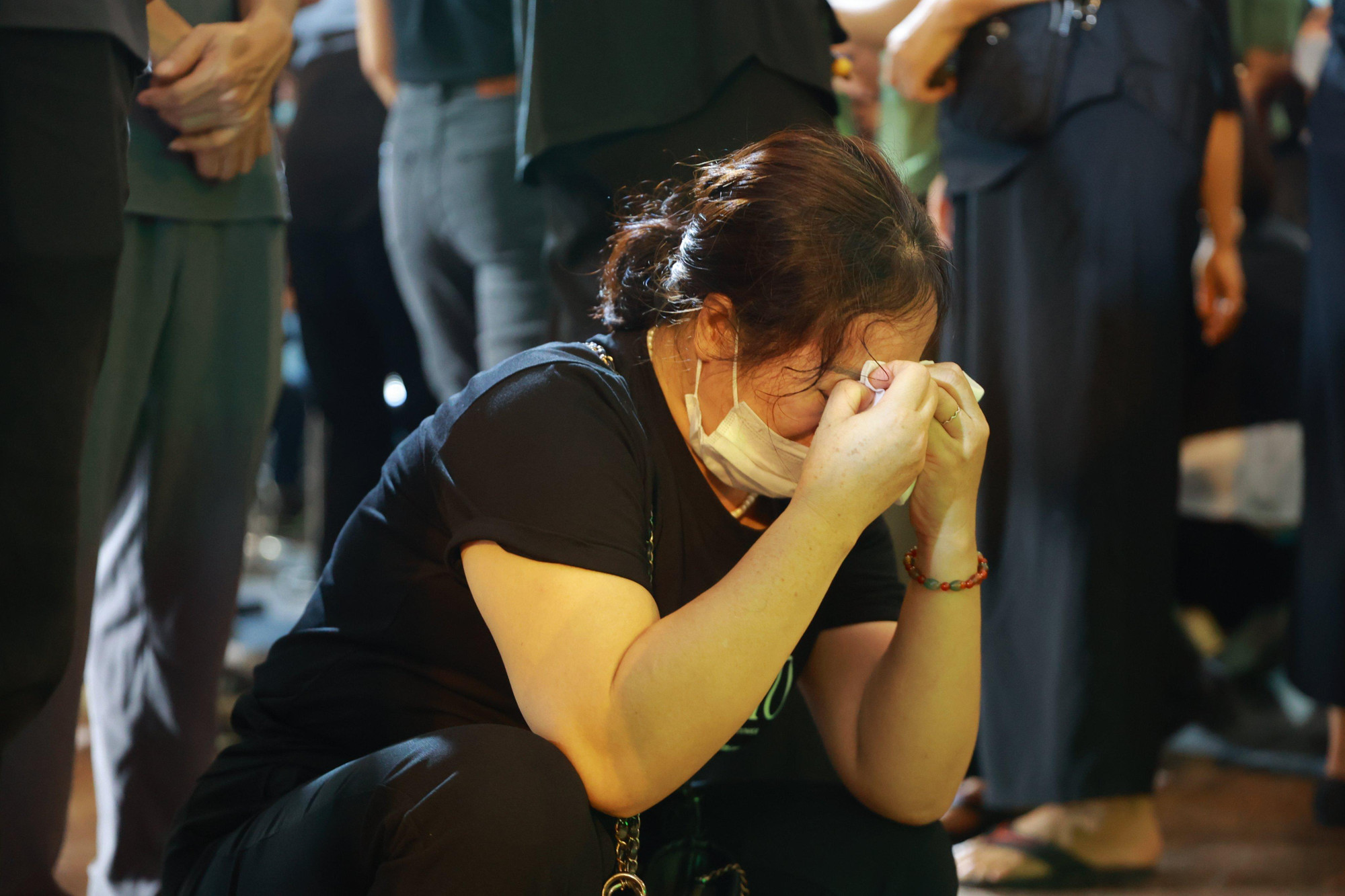 Trước sự ra đi đột ngột của các anh, những người ở lại sẽ mãi không vơi đi nỗi đau. Nước mắt, tiếng khóc nức nở vang lên khiến tất cả đều cảm thấy chạnh lòng.