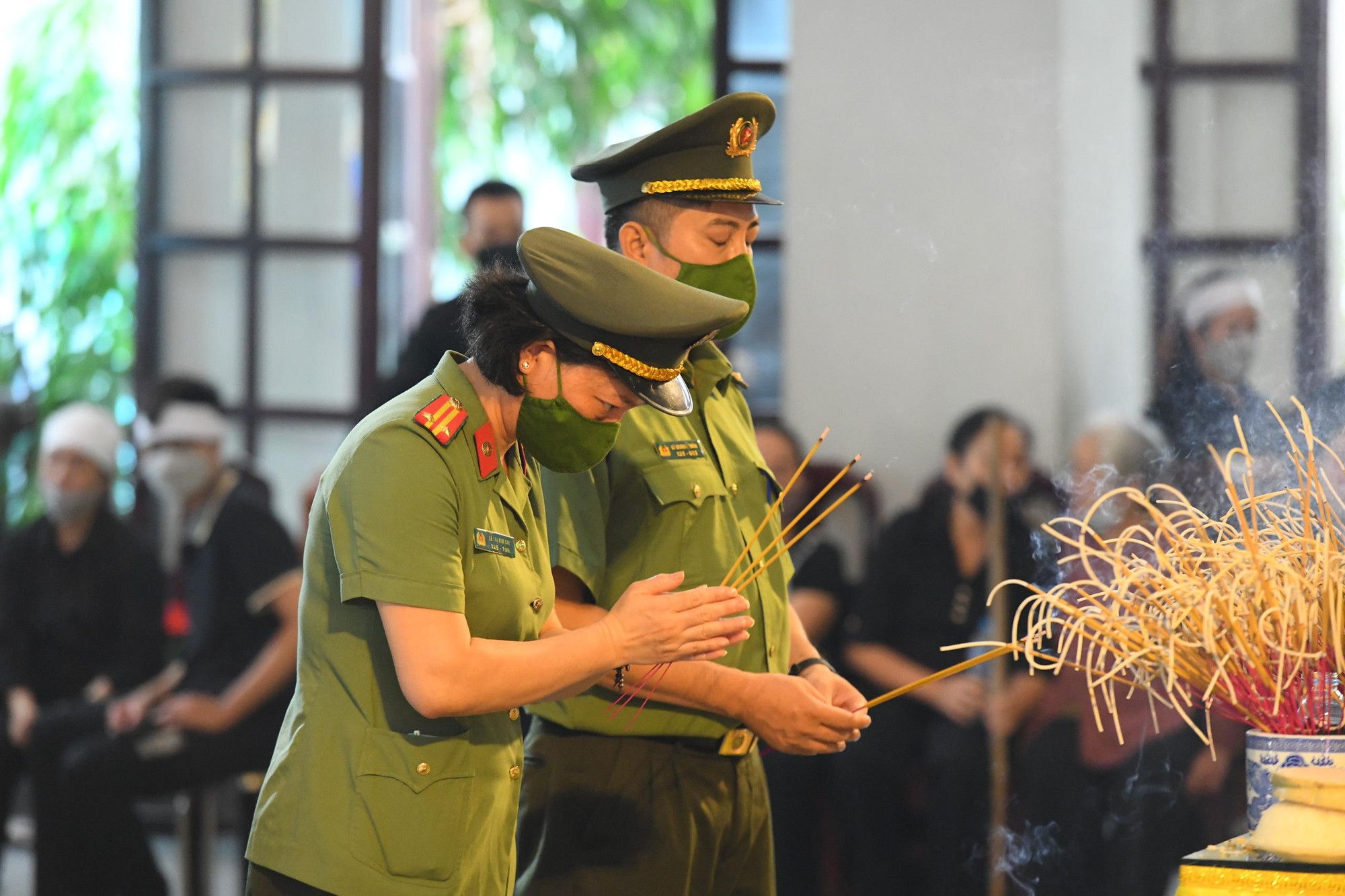 Mỗi người đến nhà tang lễ Bệnh viện 19-8 đều mang trong mình nỗi xót xa, thương tiếc chưa nguôi...