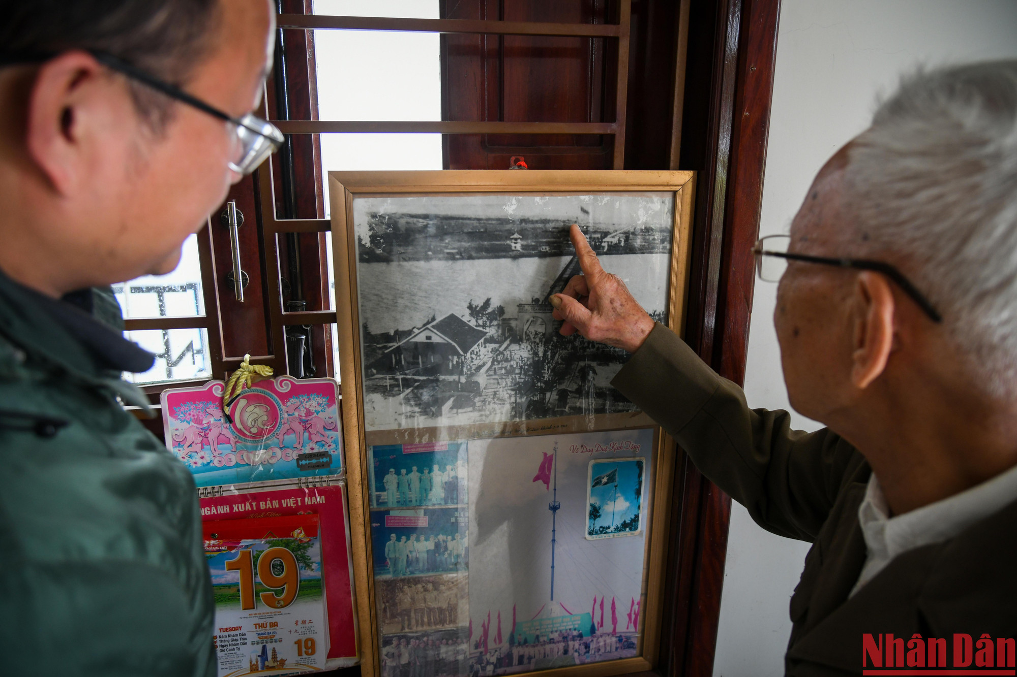 Đại tá Nguyễn Thanh Hà vẫn còn lưu giữ bức ảnh về những ngày lịch sử bên cây cầu Hiền Lương. (Ảnh: Thành Đạt)