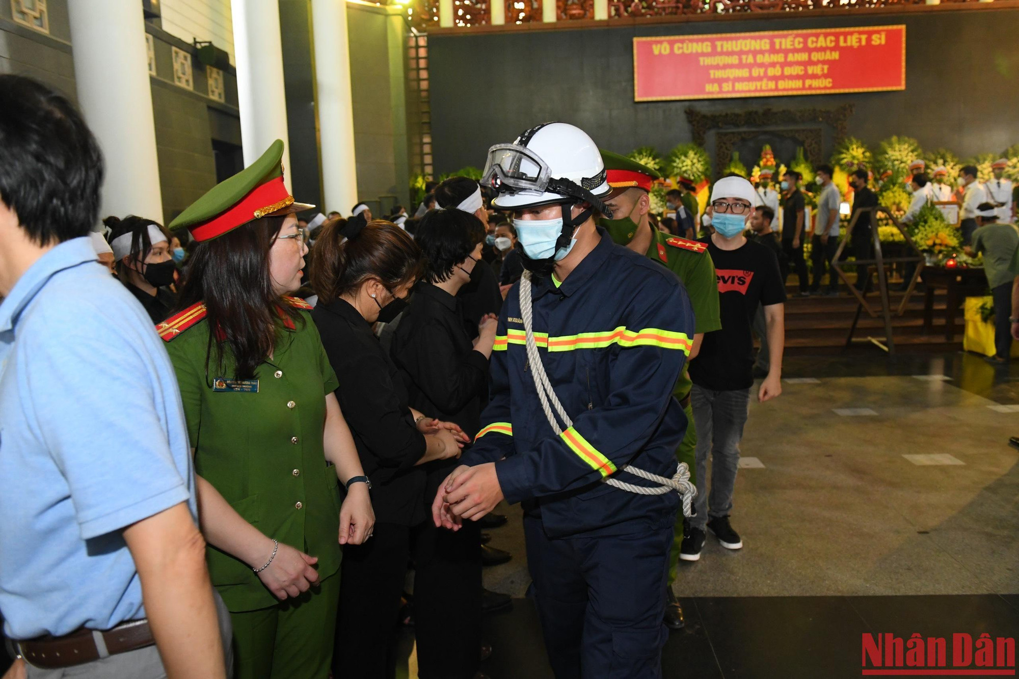 Hình ảnh người thân, đồng đội tiễn biệt 3 cảnh sát chữa cháy ảnh 12