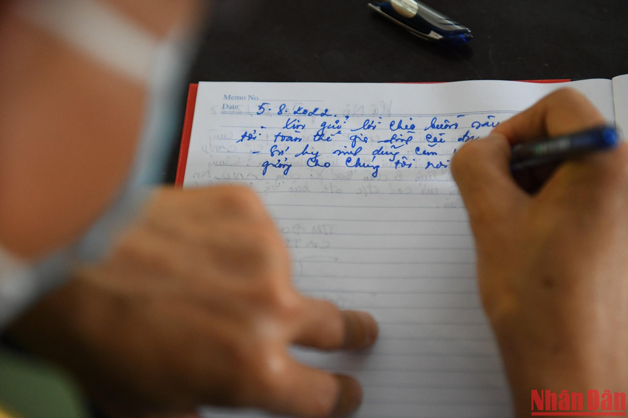 "Sự hy sinh dũng cảm của các anh là tấm gương cho chúng tôi noi theo" - một dòng nghẹn ngào trong cuốn sổ tang.