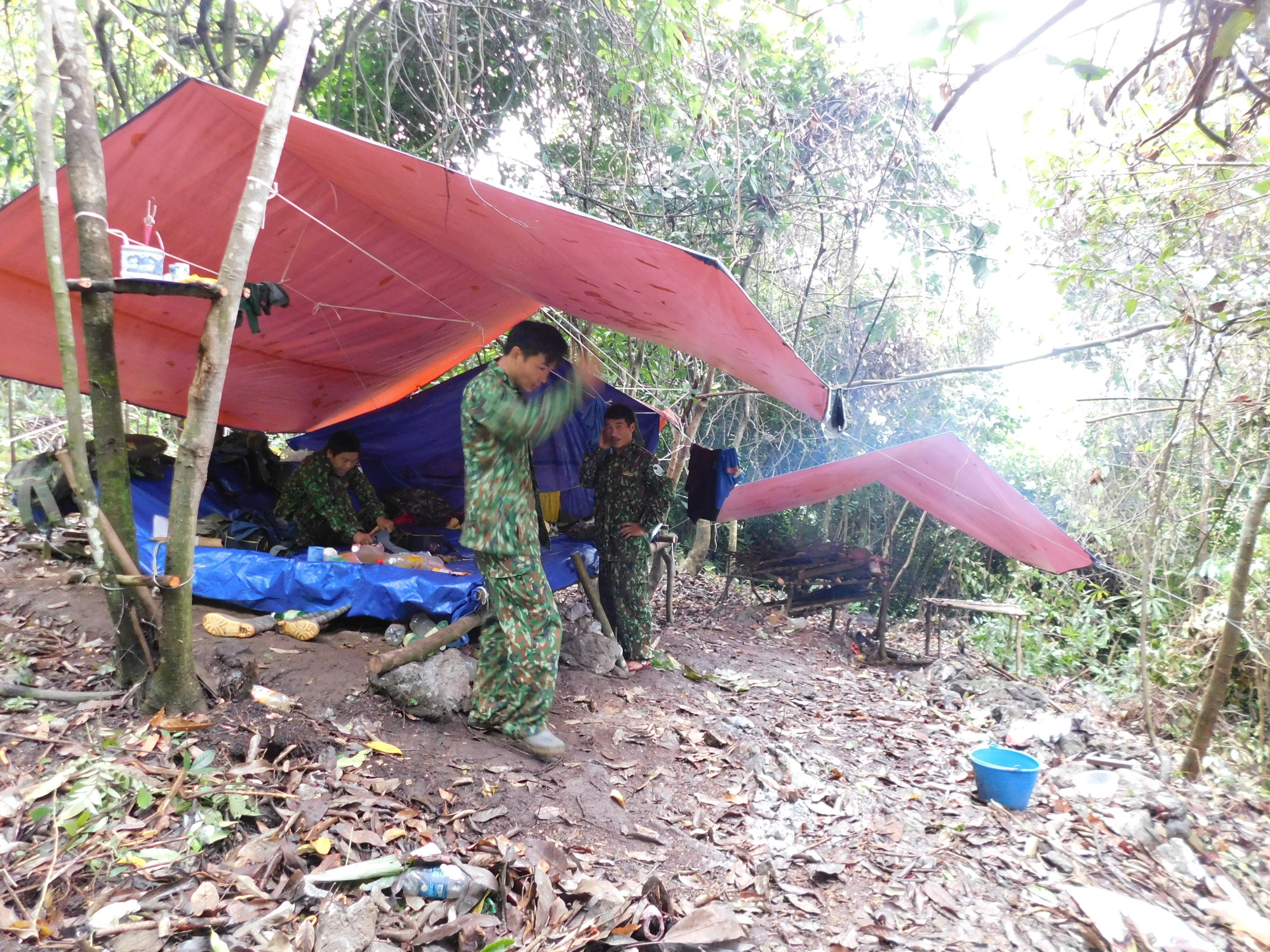 Những lán trại tạm trên hành trình theo dấu loài linh trưởng quý hiếm bậc nhất Việt Nam. (Ảnh: Trung tâm Bảo tồn Thiên nhiên và Phát triển)