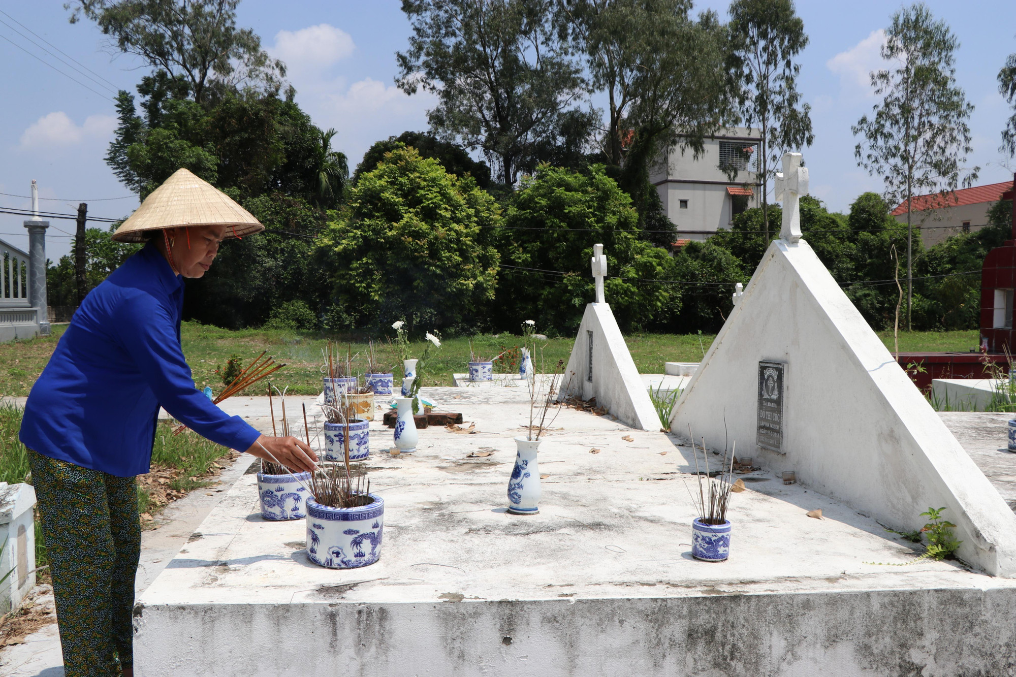 Bà Cúc thắp hương trên phần mộ trôn cất các thai nhi.