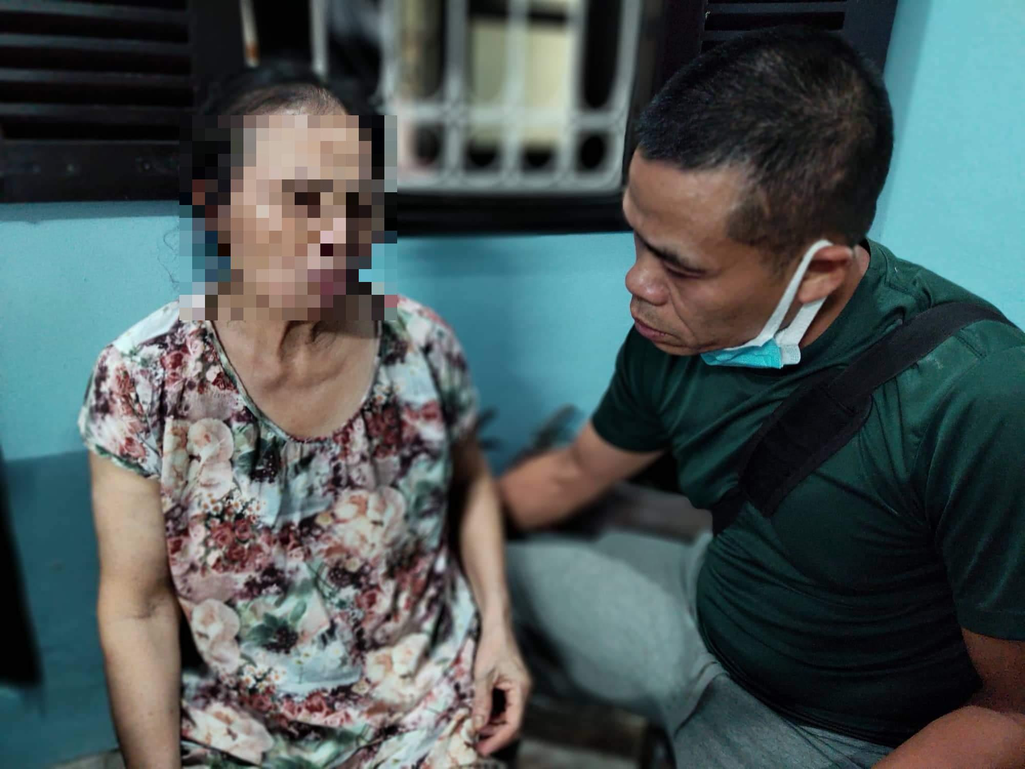 Trước nỗi đau quá lớn, bà Thủy đã khóc cạn nước mắt. Bà không ngờ, lần đẩy chiếc xe bán trà đá giúp mẹ của Quân sớm nay cũng là lần cuối...