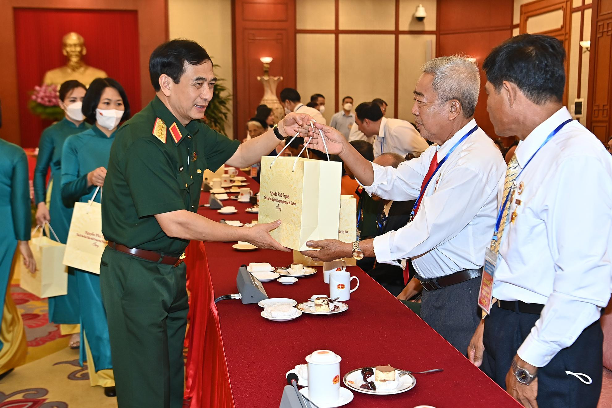 Đồng chí Đại tướng Phan Văn Giang, Ủy viên Bộ Chính trị, Bộ trưởng Quốc phòng trao quà của Tổng Bí thư tặng các đại biểu. Đồng chí Đại tướng Phan Văn Giang, Ủy viên Bộ Chính trị, Bộ trưởng Quốc phòng trao quà của Tổng Bí thư tặng các đại biểu.