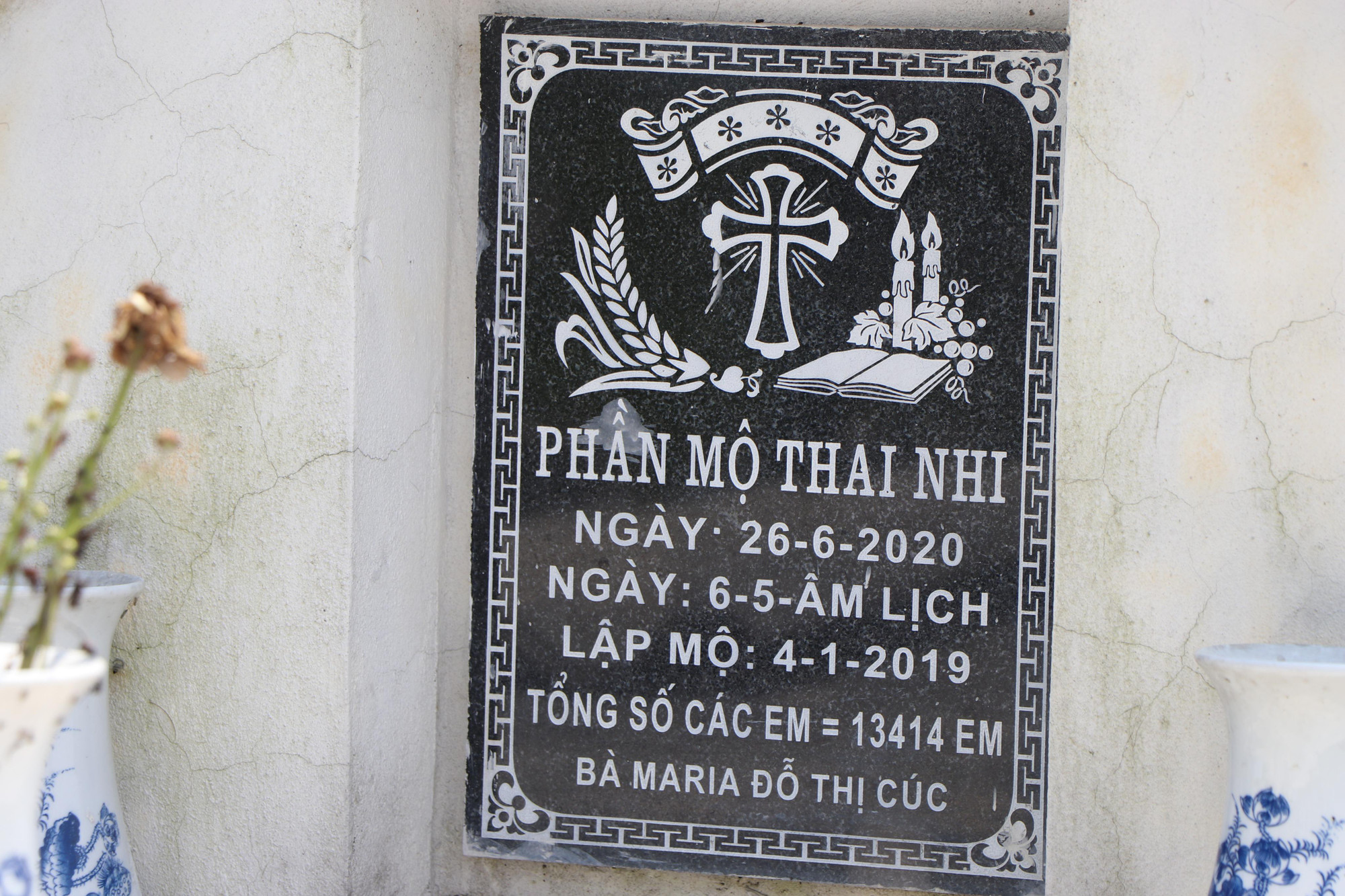 Phần mộ thai nhi được cẩn thận ghi rõ số lượng, ngày chôn cất. Riêng tại phần mộ này đã có tới 13.414 thiên thần nhỏ.