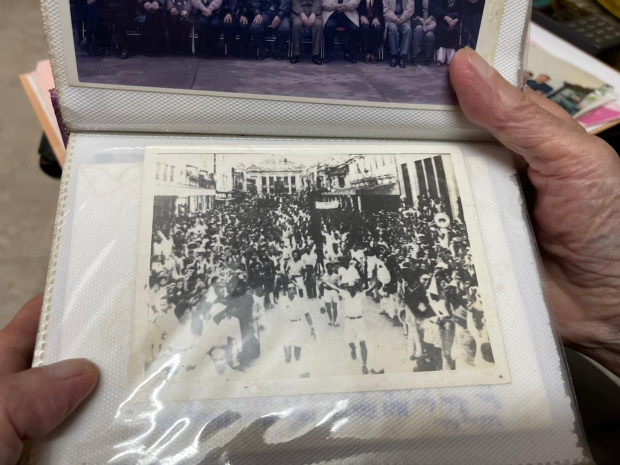 Không khí ngày Tổng khởi nghĩa 77 năm về trước vẫn còn vẹn nguyên trong các bức ảnh đã ố nhòe được ông Vân cất giữ nghiêm cẩn.