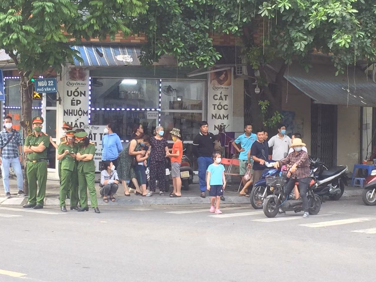 Tại phố Văn La (Hà Đông), các đồng chí, đồng nghiệp đã có mặt từ rất sớm để chuẩn bị sẵn sàng “đón Thượng úy Đỗ Đức Việt về nhà”.
