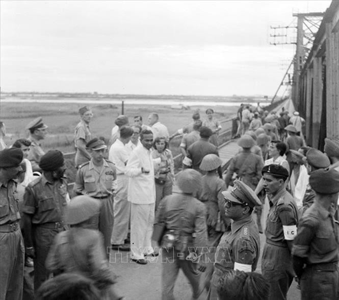 Một đơn vị bộ đội ta qua cầu Long Biên vào tiếp quản Hà Nội trước sự chứng kiến của đoàn Ủy ban quốc tế thi hành Hiệp định Genève và quan sát viên quốc tế, chiều 9/10/1954. (Ảnh: Tư liệu TTXVN)