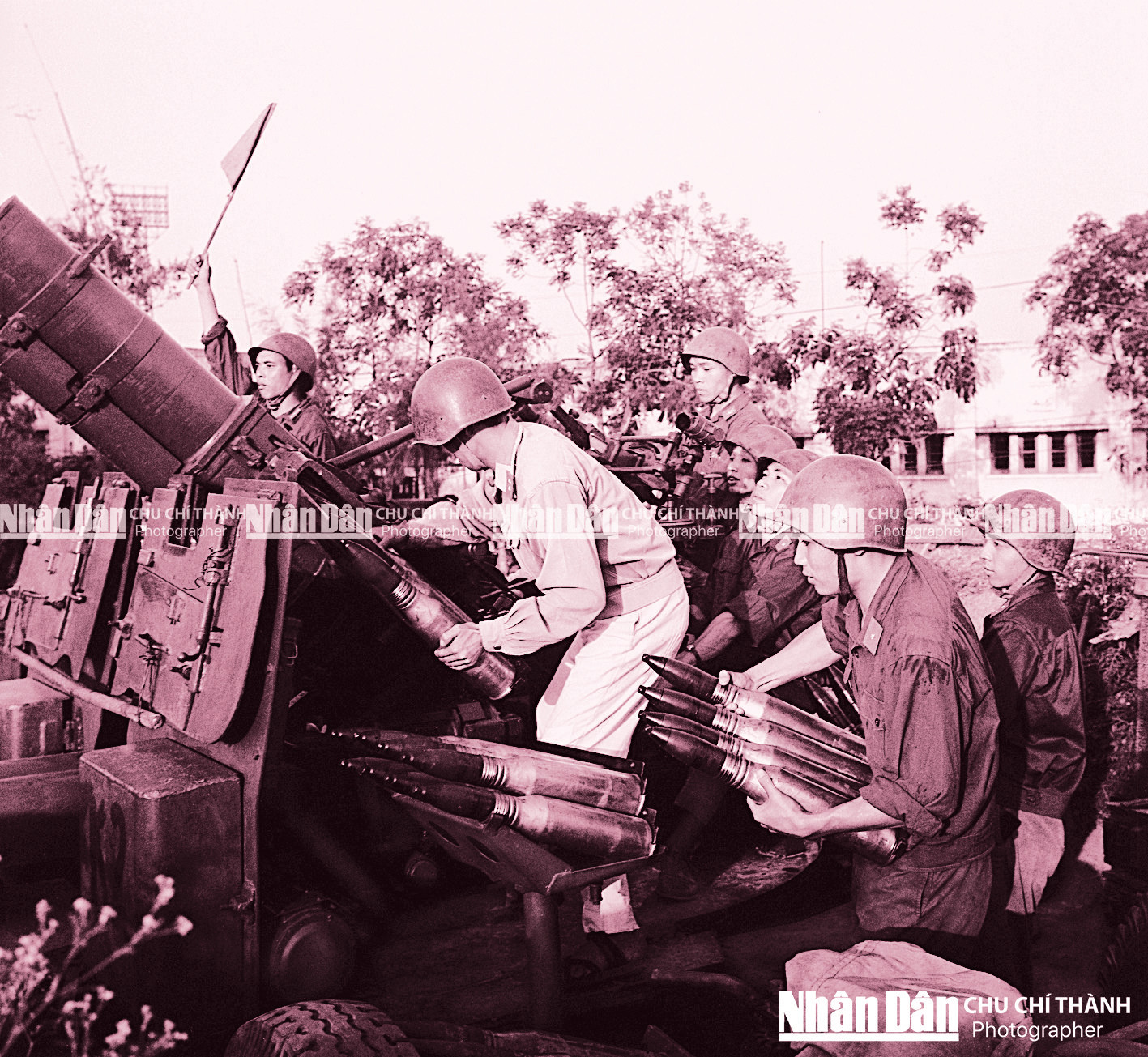 Khẩu đội pháo cao xạ trên sân vận động Hàng Đẫy.