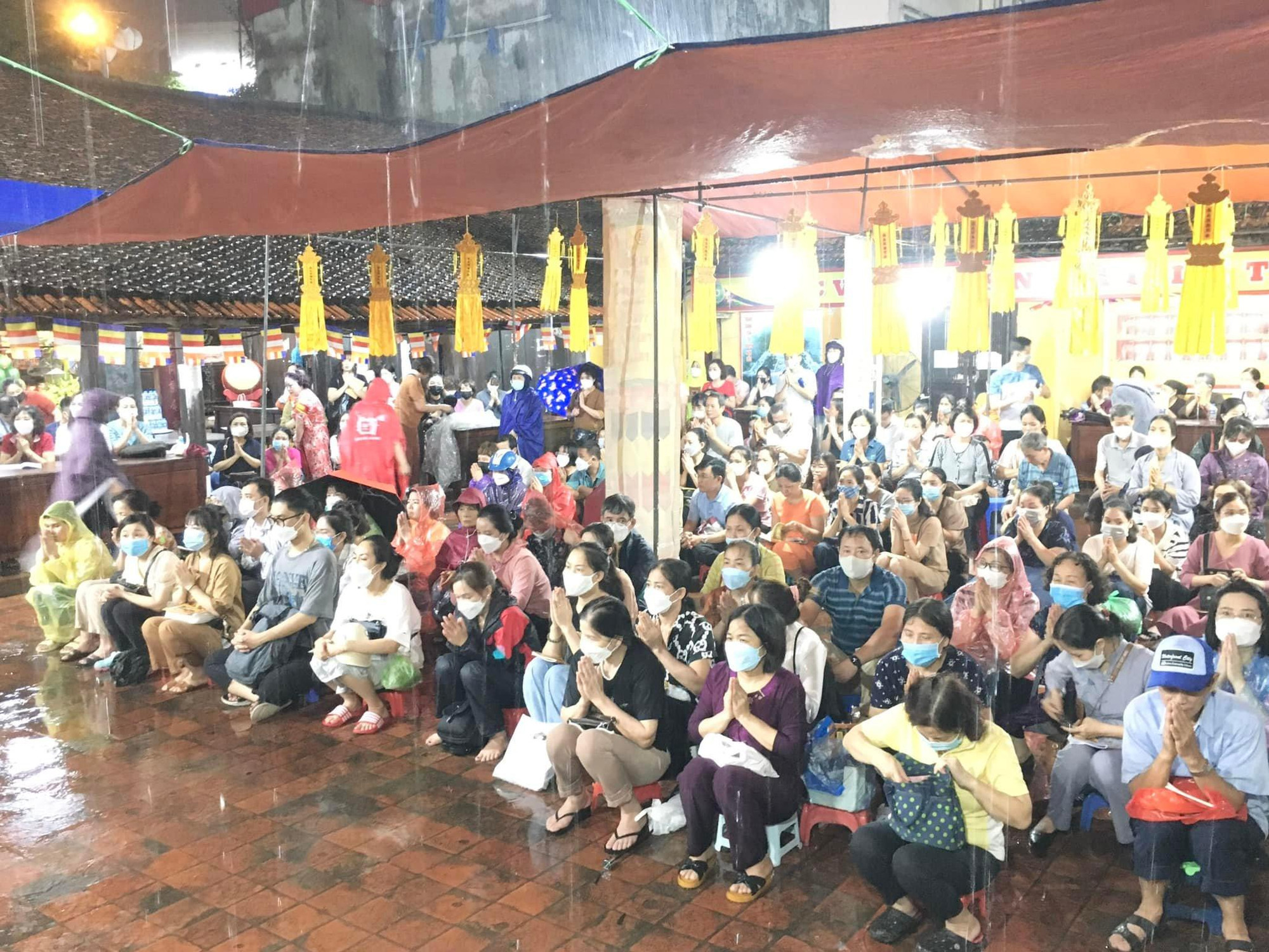 Hàng trăm người có mặt tại Đại lễ Vu lan báo hiếu tại Tổ đình Phúc Khánh tối 11/8. Hàng trăm người có mặt tại Đại lễ Vu lan báo hiếu tại Tổ đình Phúc Khánh tối 11/8.