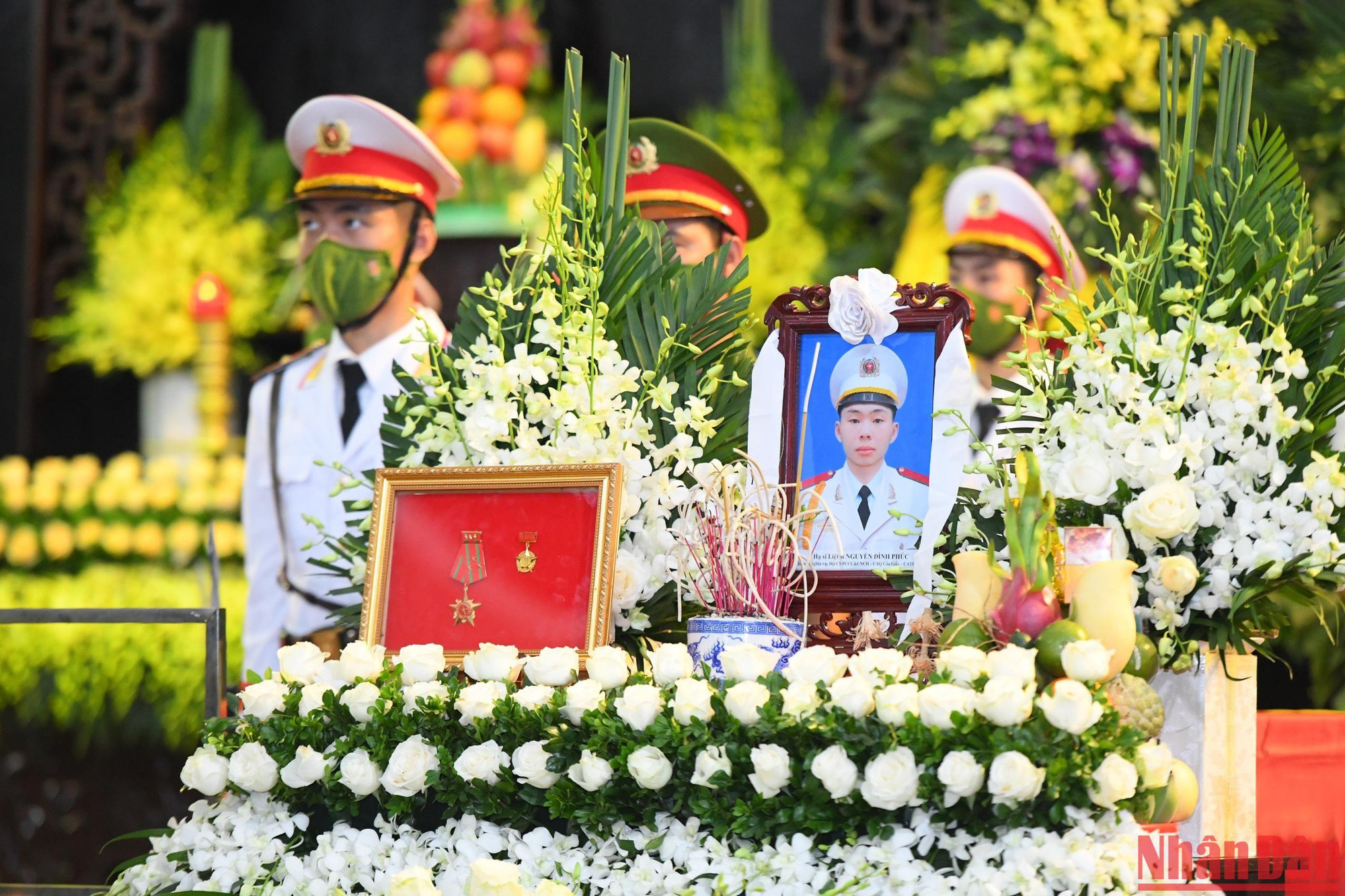 Hình ảnh người thân, đồng đội tiễn biệt 3 cảnh sát chữa cháy ảnh 1