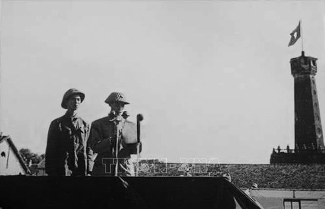 Thiếu tướng Vương Thừa Vũ, Tư lệnh Đại đoàn 308, Chủ tịch Ủy ban Quân chính thành phố đọc Lời kêu gọi của Chủ tịch Hồ Chí Minh gửi đồng bào Thủ đô, tại Lễ chào cờ đầu tiên trong Ngày giải phóng Hà Nội, diễn ra tại sân Cột Cờ (nay là Đoan Môn - Hoàng thành Thăng Long) vào lúc 15 giờ ngày 10/10/1954. Ảnh: Tư liệu/TTXVN