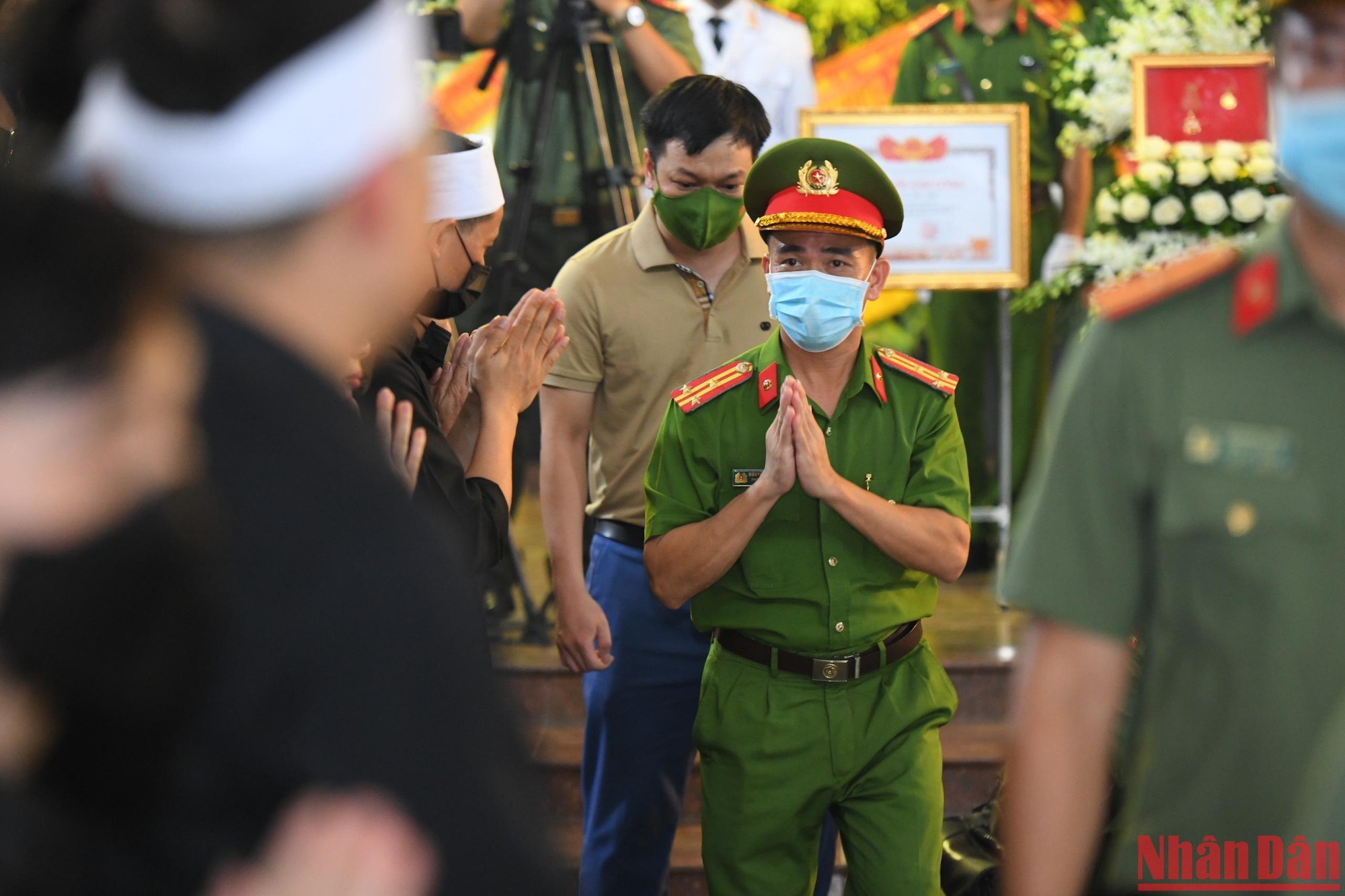 Chia sẻ nỗi đau và mất mát với gia đình các liệt sĩ, những người tới dự tang lễ đều không kìm được nước mắt.