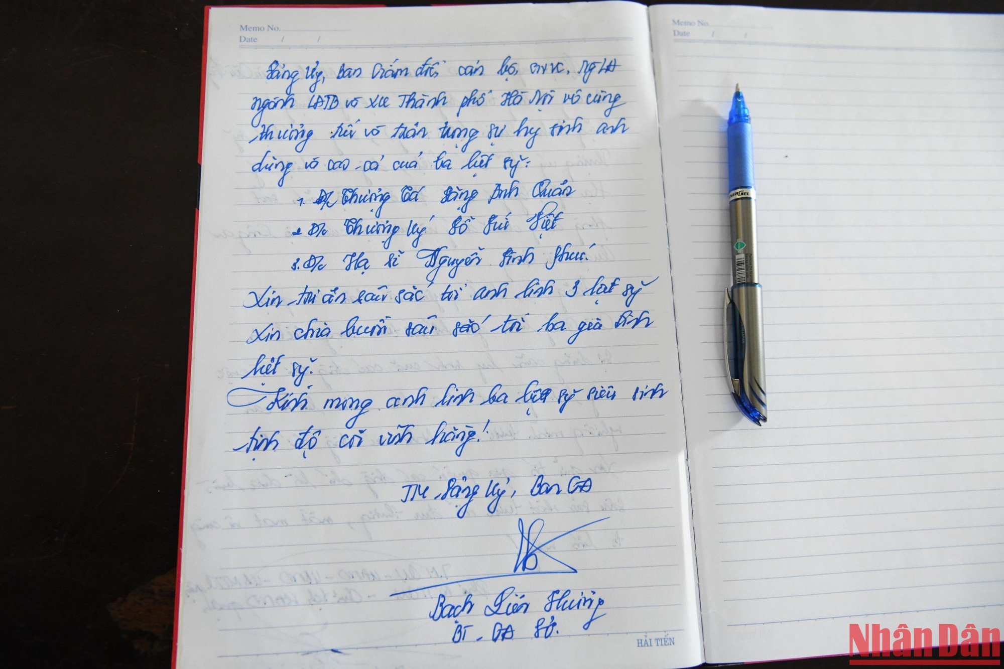 Những dòng chữ run run trong sổ tang cũng thể hiện nỗi đau xót của người ở lại...