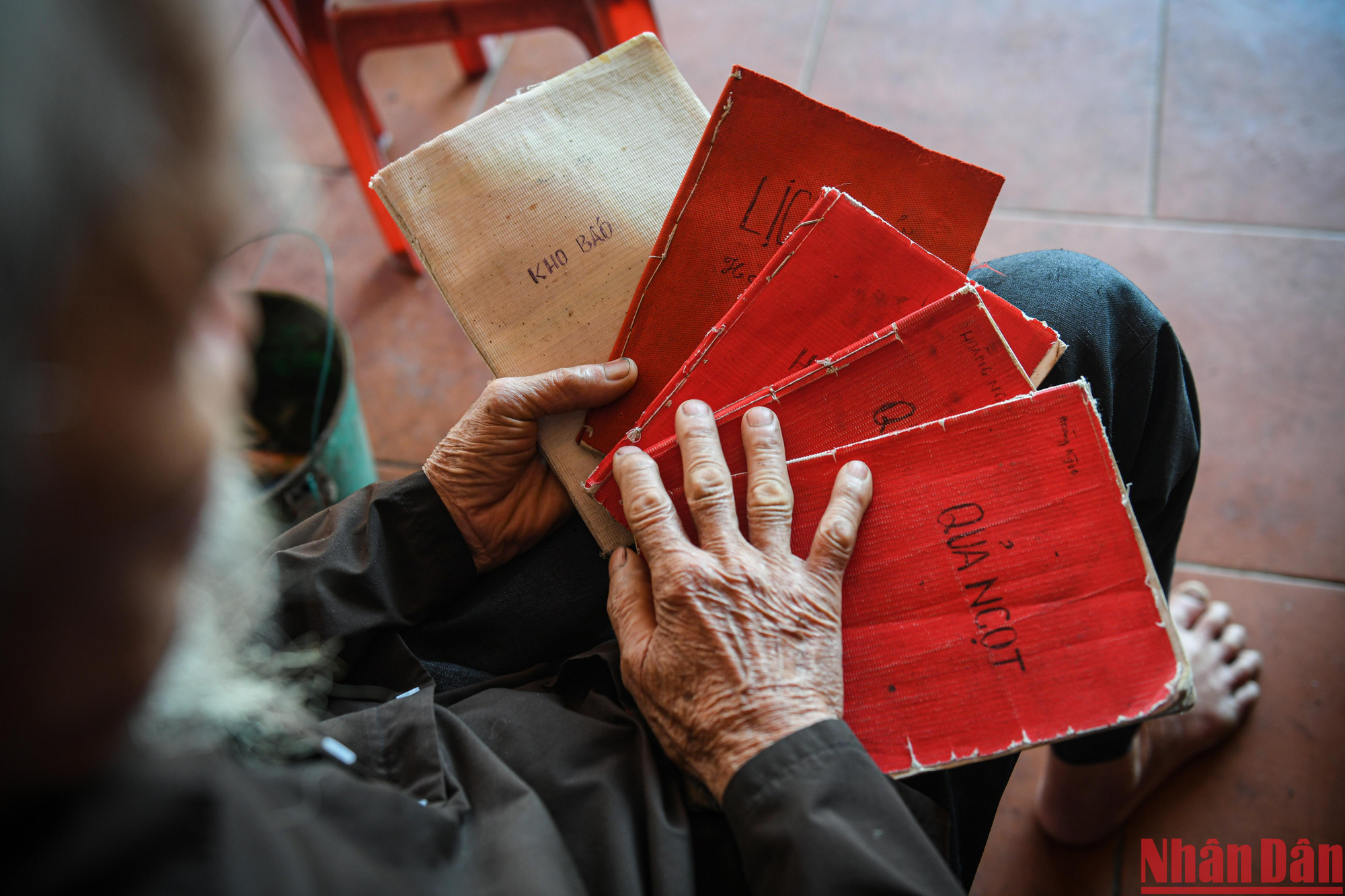 Kho báu, lịch sử, quả ngọt... những tập sách được viết tay ghi lại lịch sử, văn hóa, phong tục tập quán của đất và người Kim Long anh hùng được ông Ngọc nâng niu như kho báu. Kho báu, lịch sử, quả ngọt... những tập sách được viết tay ghi lại lịch sử, văn hóa, phong tục tập quán của đất và người Kim Long anh hùng được ông Ngọc nâng niu như kho báu.