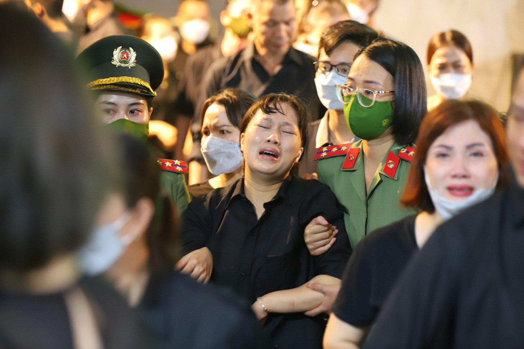 Nước mắt vẫn chưa ngừng rơi kể từ ngày các anh ngã xuống trong cuộc chiến với giặc lửa.