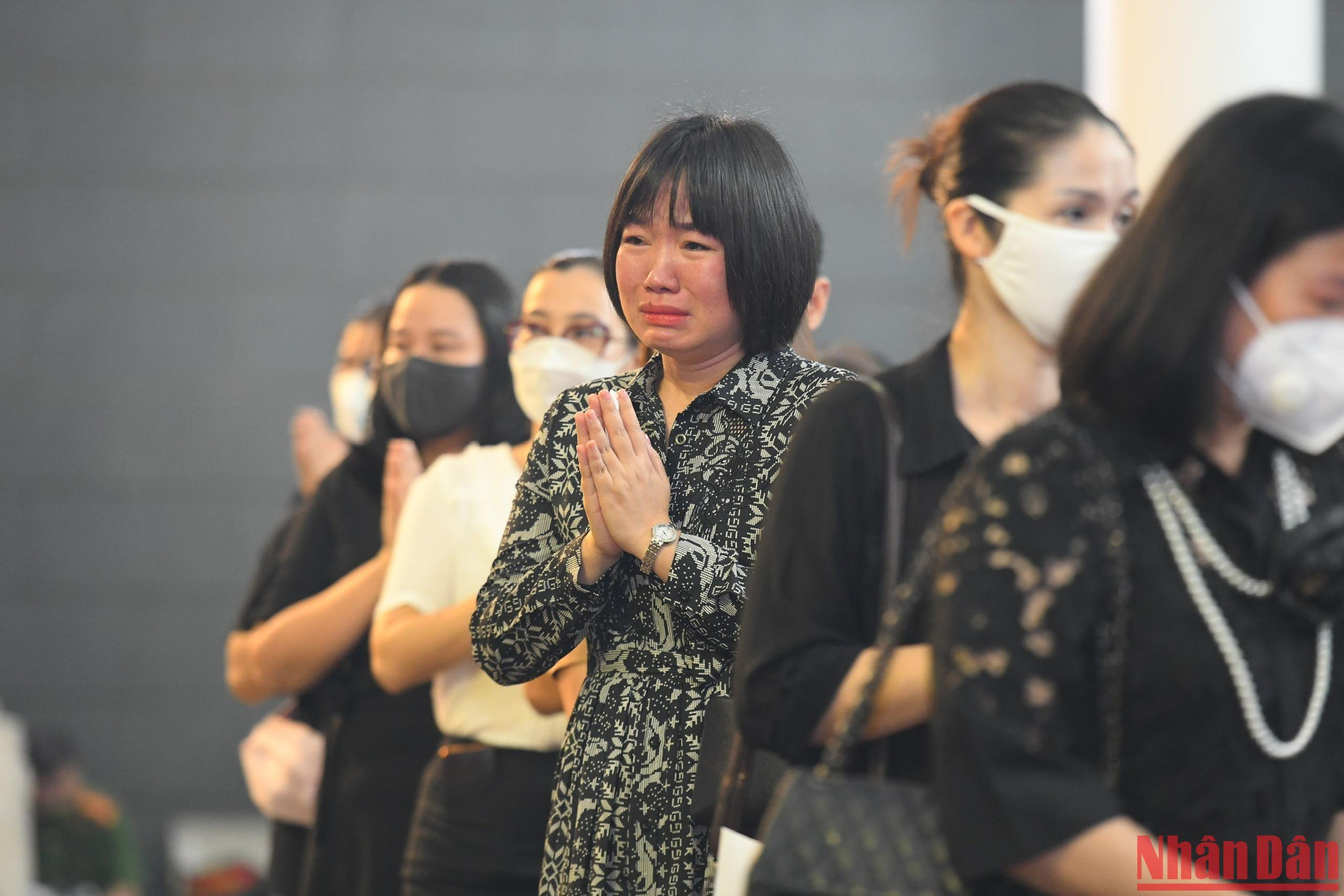 Mọi người bày tỏ niềm tiếc thương với 3 chiến sĩ đã ngã xuống.