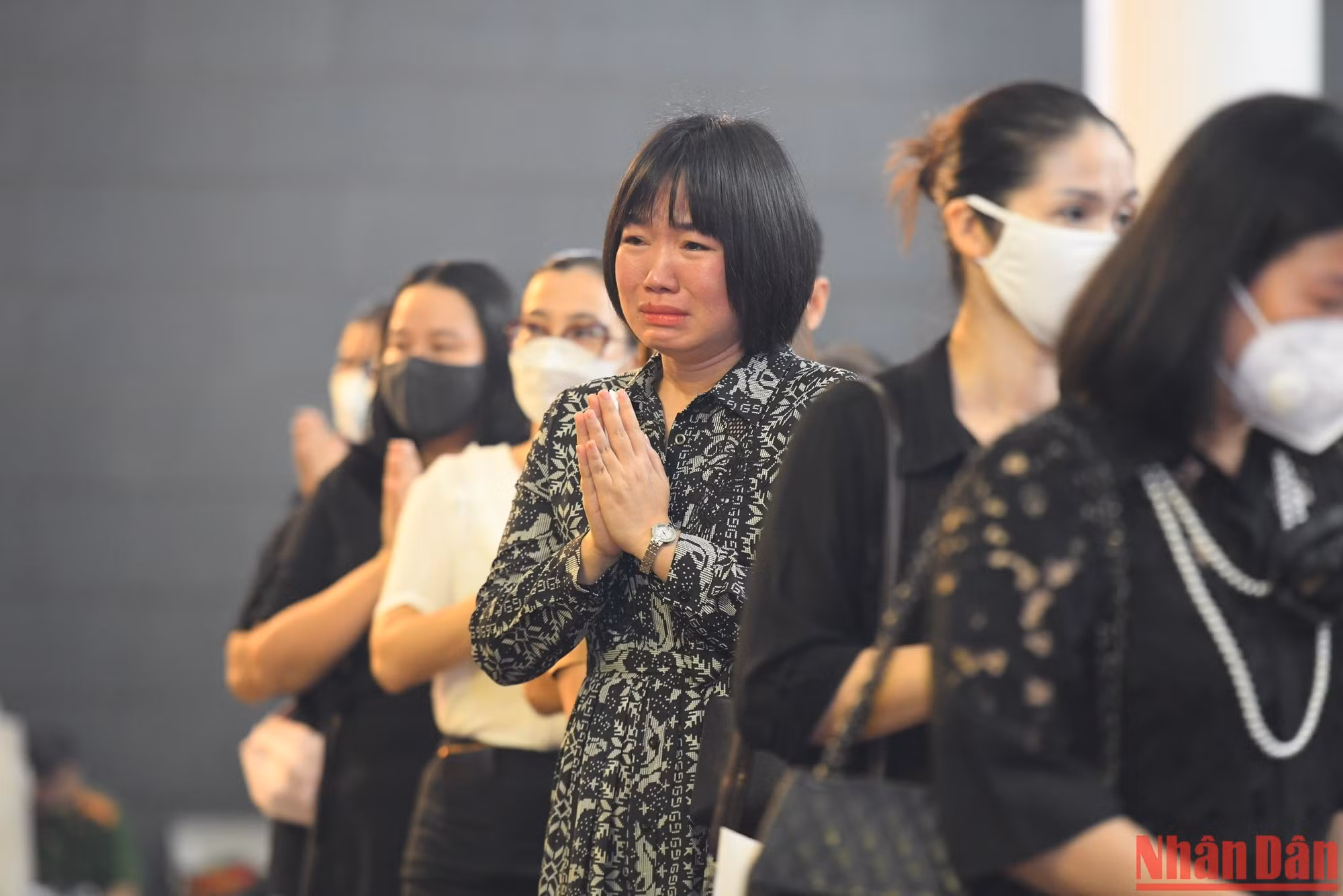 Mọi người bày tỏ niềm tiếc thương với 3 chiến sĩ đã ngã xuống.