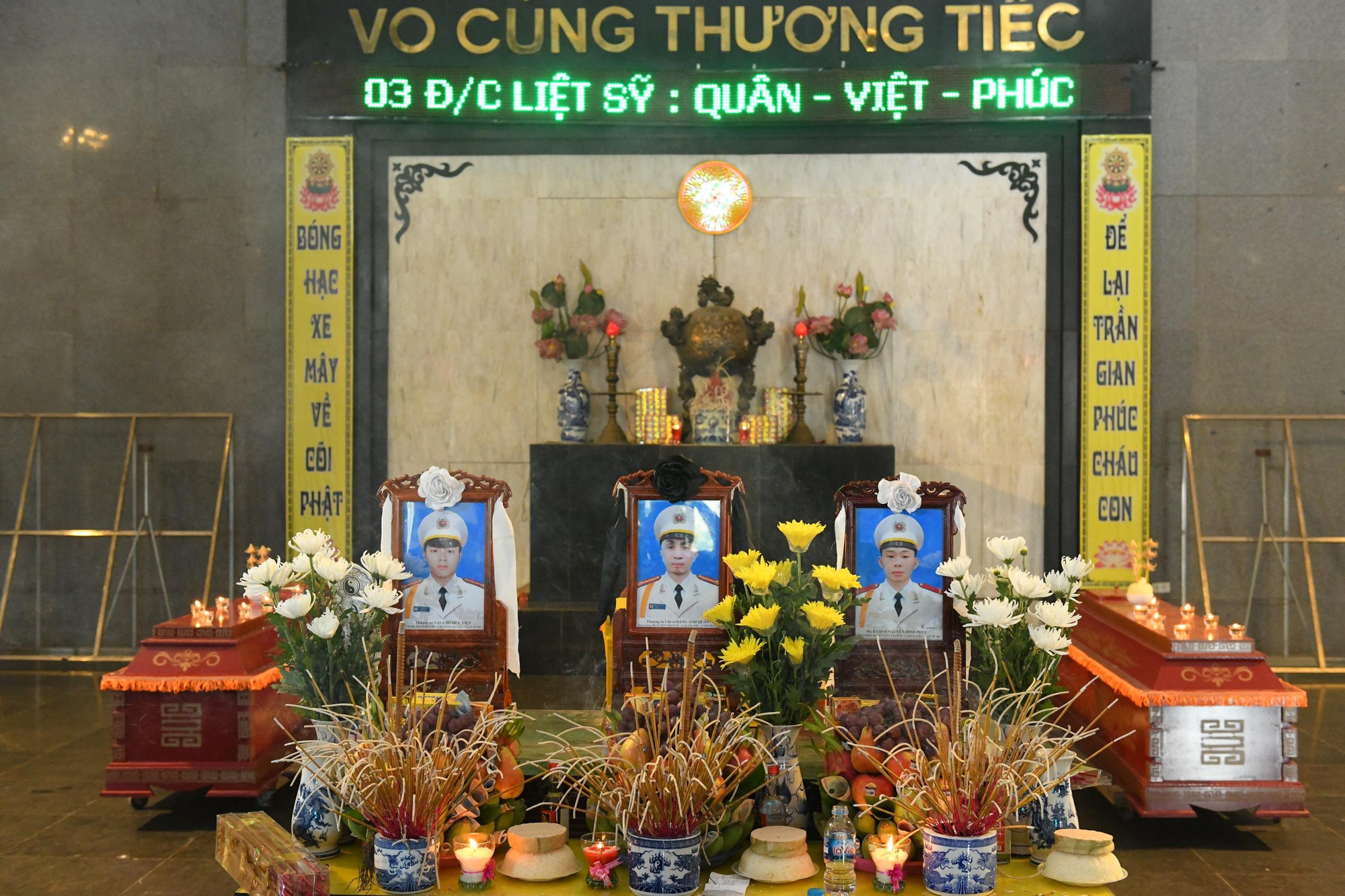 Phía bên trong, một ban thờ trang trọng đã được dựng lên, nhưng khác với ngày thường, trên đó có tới tận 3 tấm di ảnh cùng 3 cỗ áo quan được đặt trang trọng. Dòng chữ Vô cùng thương tiếc 3 đồng chí, liệt sĩ Quân - Việt - Phúc màu xanh cùng mùi hương khói khiến những người có mặt không sao kìm được nước mắt.