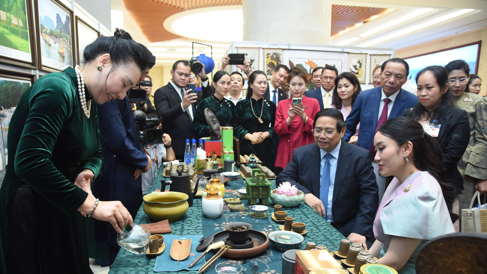 Thủ tướng Phạm Minh Chính và Thủ tướng Vương quốc Thái Lan Paetongtarn Shinawatra thưởng lãm trà Việt Nam.