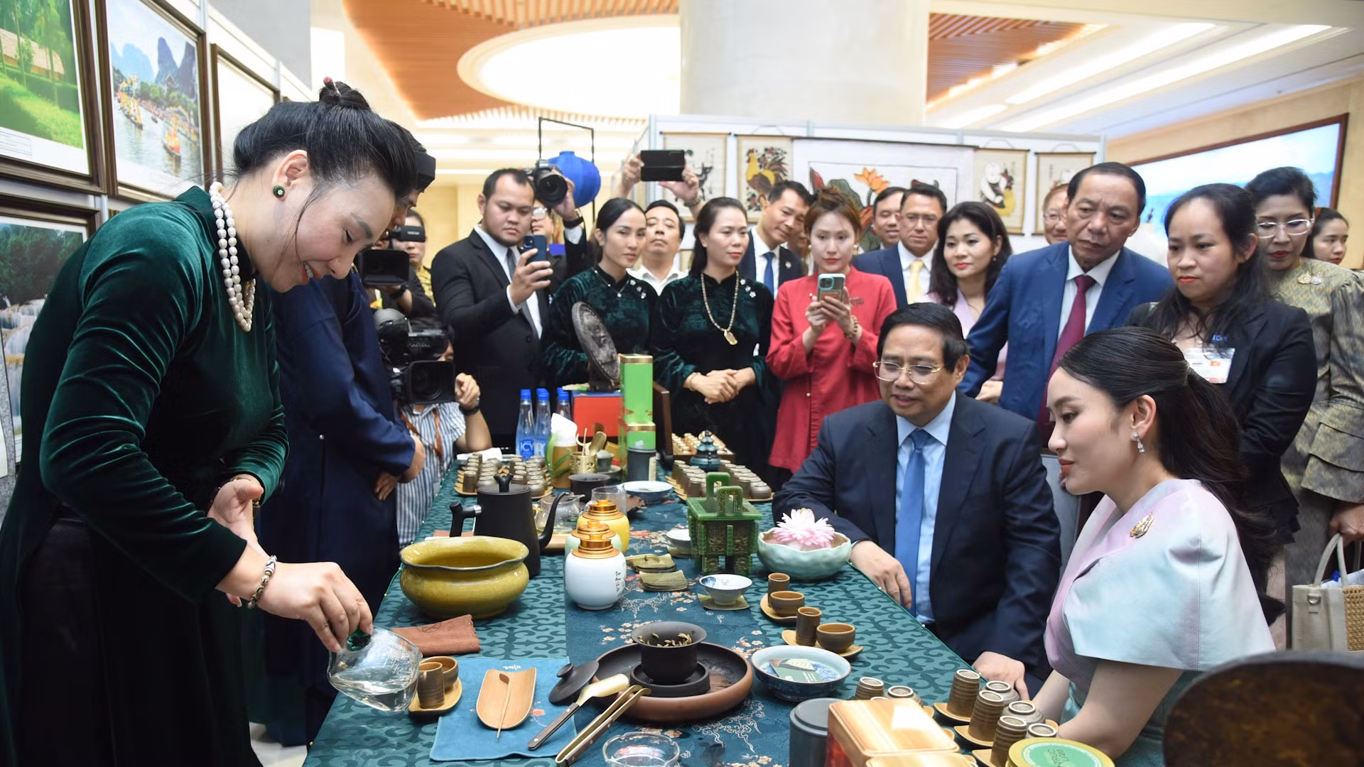 Thủ tướng Phạm Minh Chính và Thủ tướng Vương quốc Thái Lan Paetongtarn Shinawatra thưởng lãm trà Việt Nam.