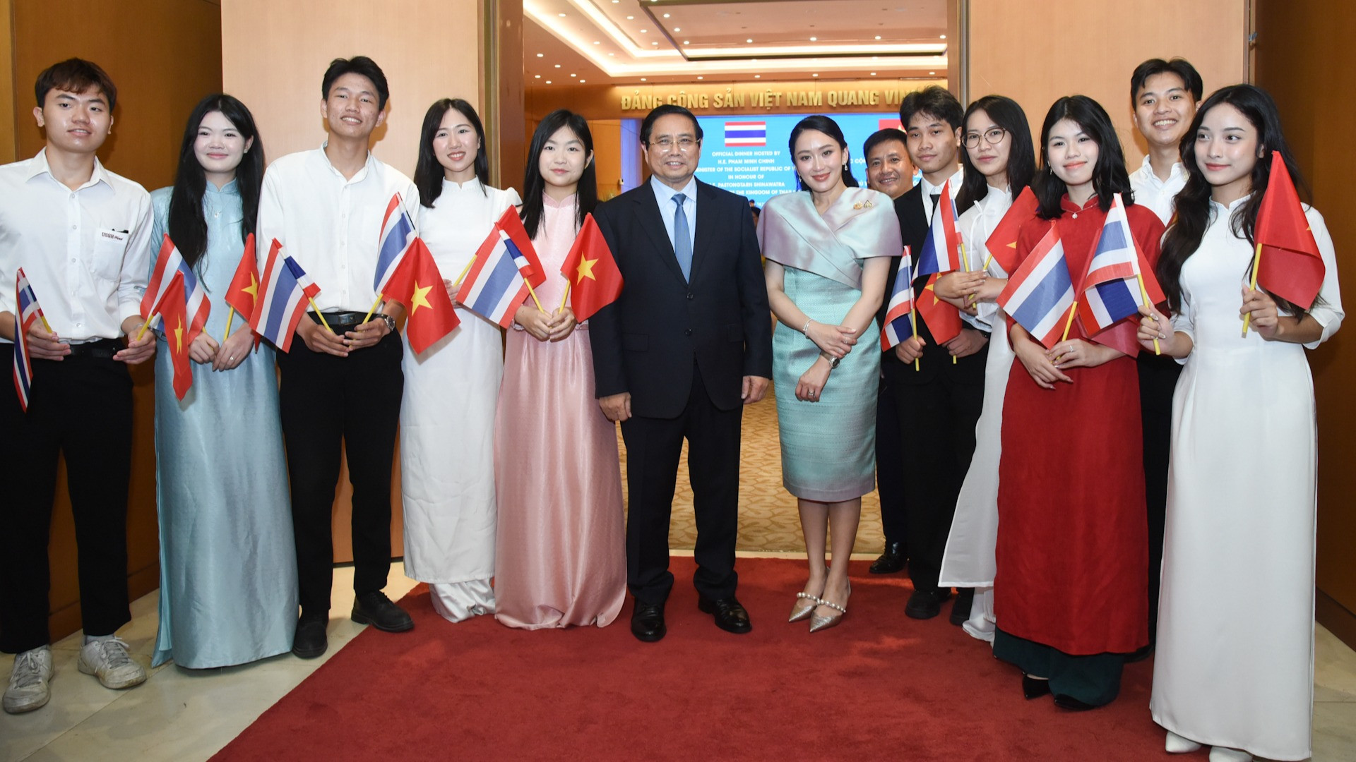 Thủ tướng Phạm Minh Chính và Thủ tướng Vương quốc Thái Lan Paetongtarn Shinawatra với các bạn sinh viên Đại học Quốc gia.