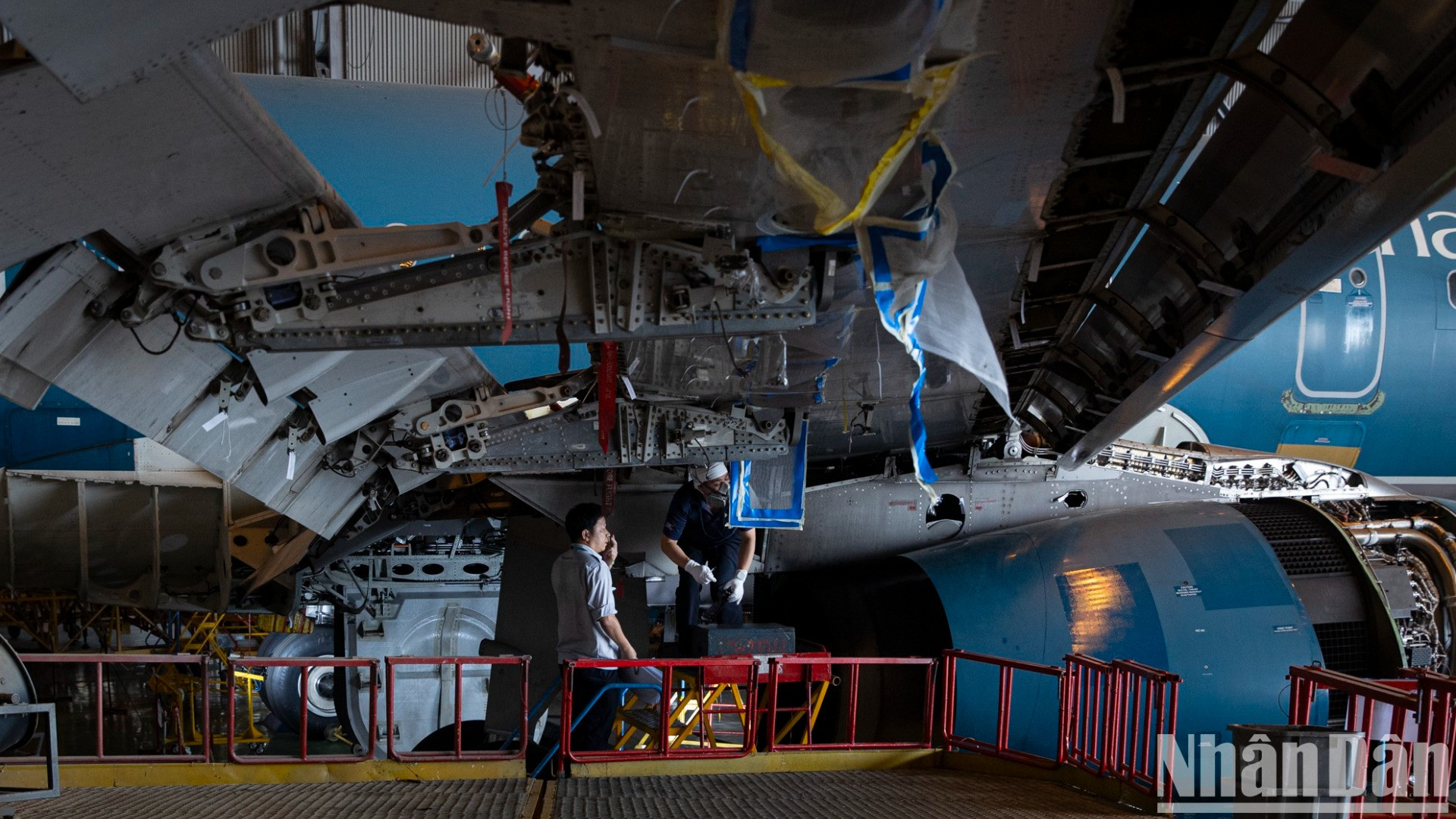 Các kỹ sư kiểm tra cánh tàu bay.