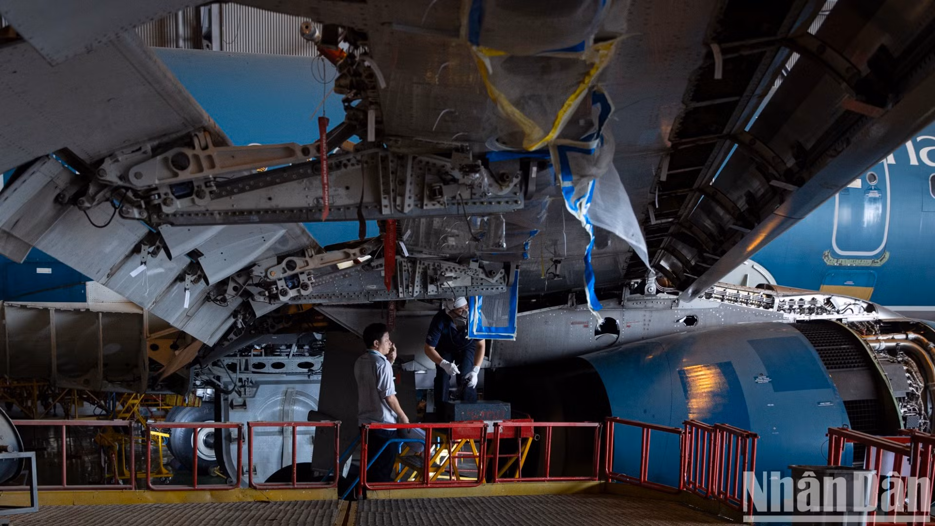Các kỹ sư kiểm tra cánh tàu bay.