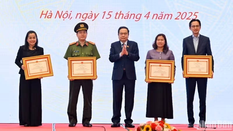 Chủ tịch Quốc hội Trần Thanh Mẫn trao bằng khen của Ủy ban Thường vụ Quốc hội cho các tập thể.