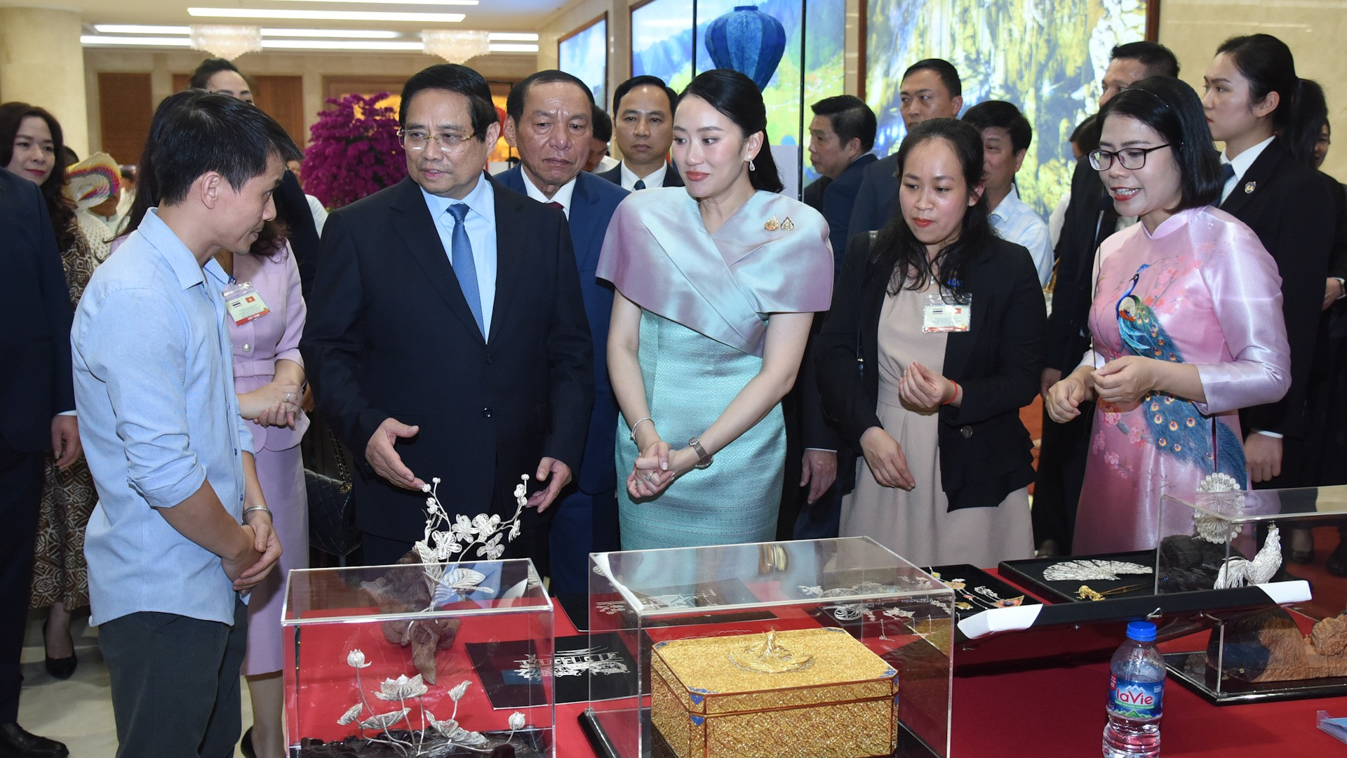 Thủ tướng Phạm Minh Chính và Thủ tướng Vương quốc Thái Lan Paetongtarn Shinawatra chiêm ngưỡng các đồ thủ công mỹ nghệ mang đậm bản sắc văn hóa truyền thống Việt Nam.