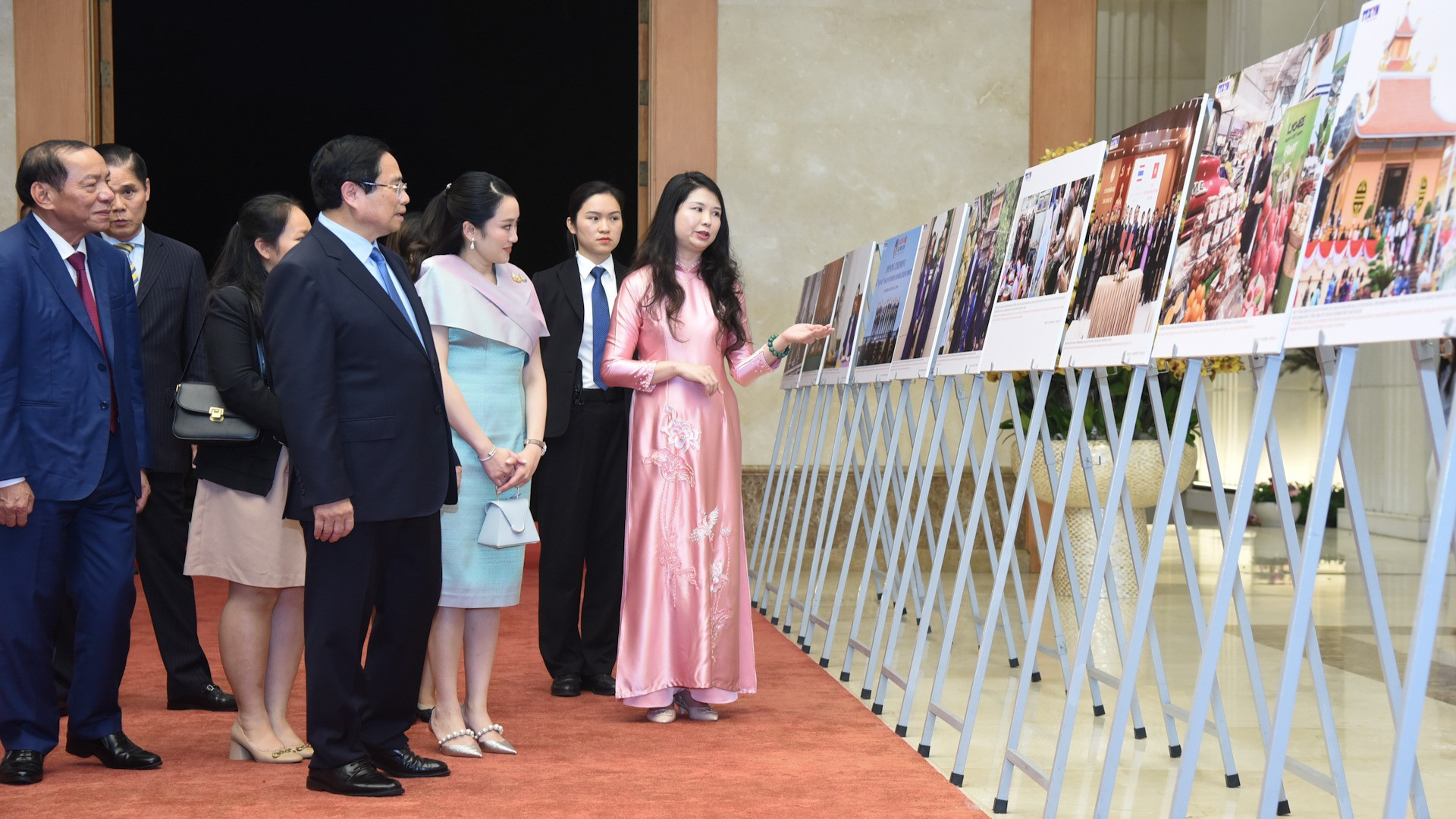 Thủ tướng Phạm Minh Chính và Thủ tướng Vương quốc Thái Lan Paetongtarn Shinawatra tham quan trưng bày hình ảnh hợp tác giữa hai nước.