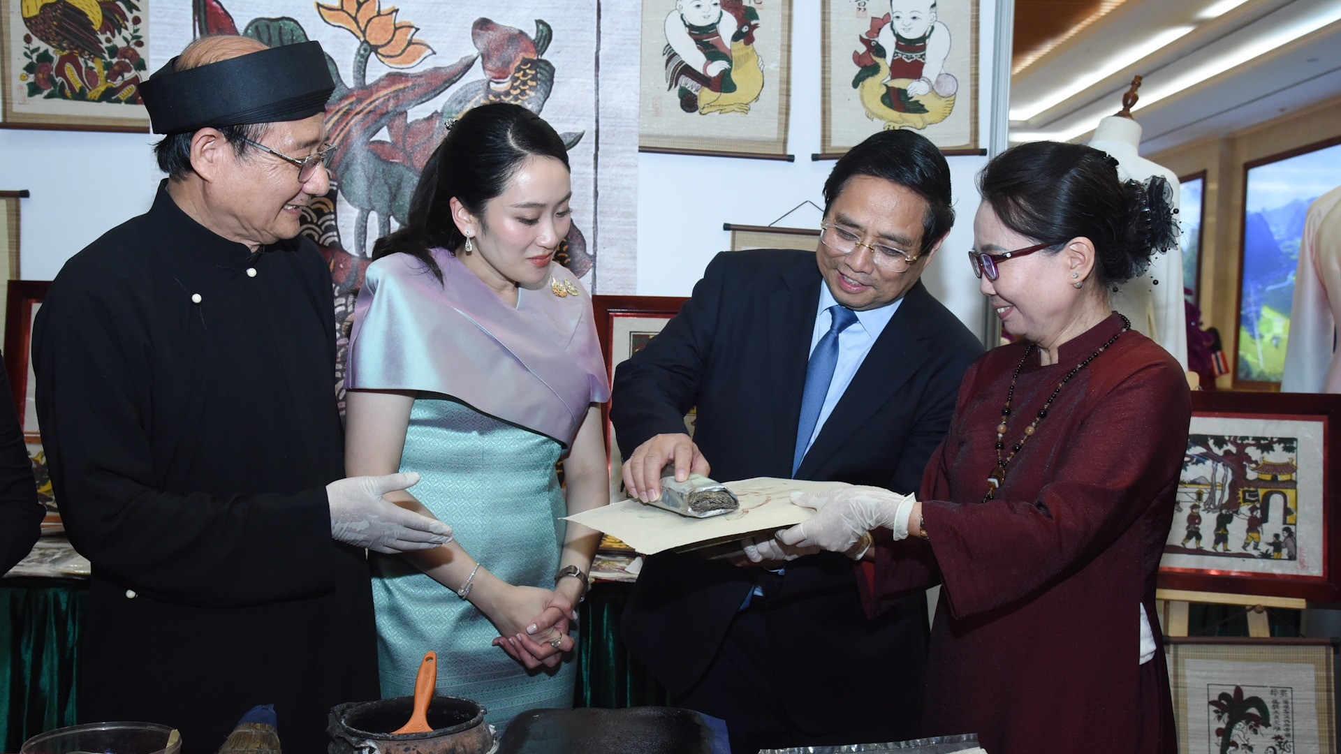 Thủ tướng Phạm Minh Chính và Thủ tướng Vương quốc Thái Lan Paetongtarn Shinawatra cùng trải nghiệm làm tranh Đông Hồ.