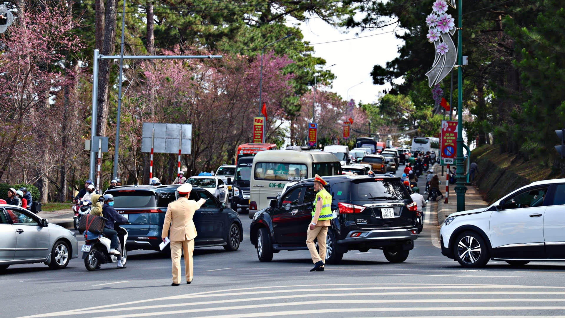 Những cung đường cửa ngõ vào trung tâm Đà Lạt tấp nập dòng xe.