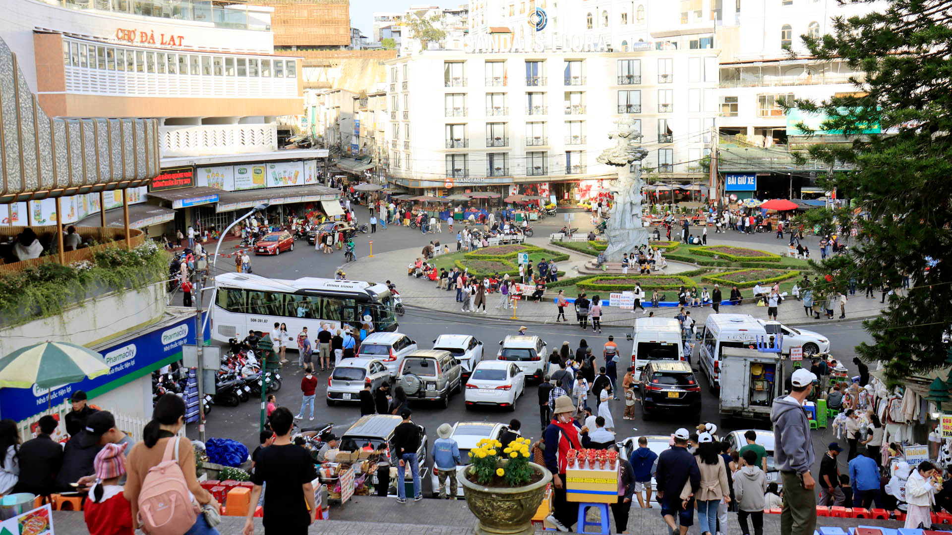 Theo Phòng Văn hóa-Thông tin thành phố Đà Lạt, lượng khách bắt đầu tăng từ ngày mùng 2 Tết. Đến hôm nay, 31/1 (mùng 3 Tết), du khách tiếp tục đến Đà Lạt du xuân. Trong ảnh, khu vực chợ Đà Lạt trong chiều mùng 3 Tết.