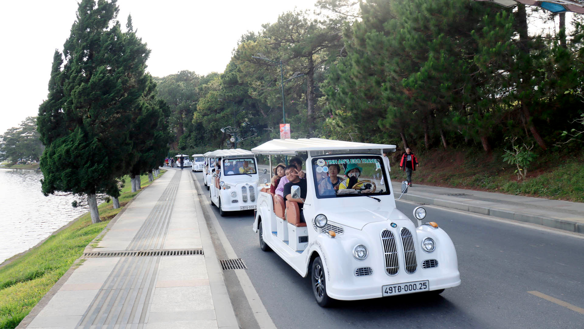 Nhiều du khách chọn dịch vụ xe điện để ngắm Đà Lạt mùa xuân. Phòng Văn hóa-Thông tin thành phố Đà Lạt cho biết, ghi nhận từ mùng 2 Tết đến nay, công suất phòng khách sạn tại Đà Lạt khoảng 85%, giá cả các dịch vụ lưu trú, ăn uống, vui chơi giải trí... tăng nhẹ.