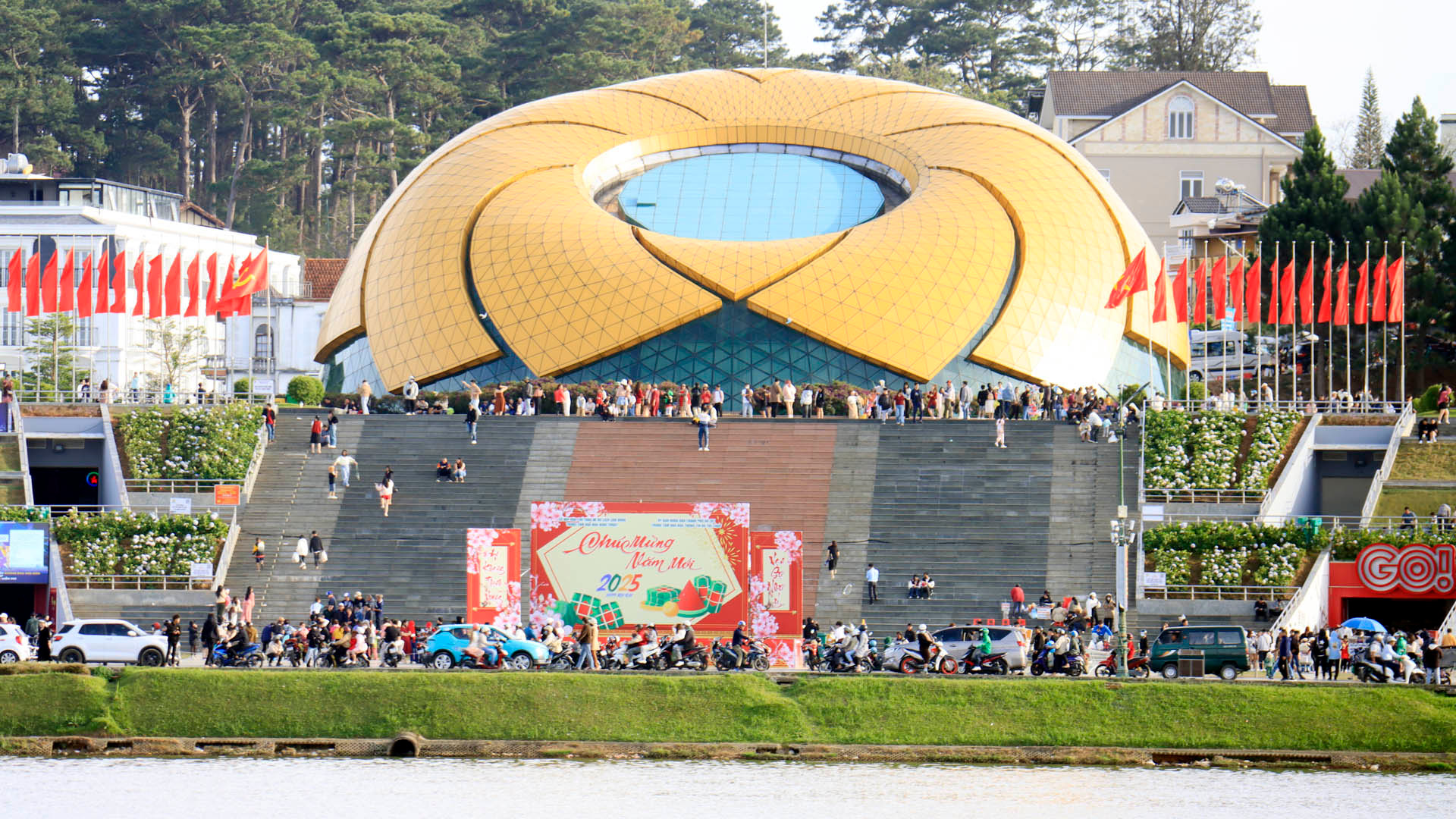 Đây là khu vực Quảng trường Lâm Viên, thành phố Đà Lạt. Trong tiết trời nắng lạnh, nhiều du khách chọn biểu tượng hoa dã quỳ tại quảng trường để lưu dấu khoảnh khắc mùa xuân trên thành phố cao nguyên.