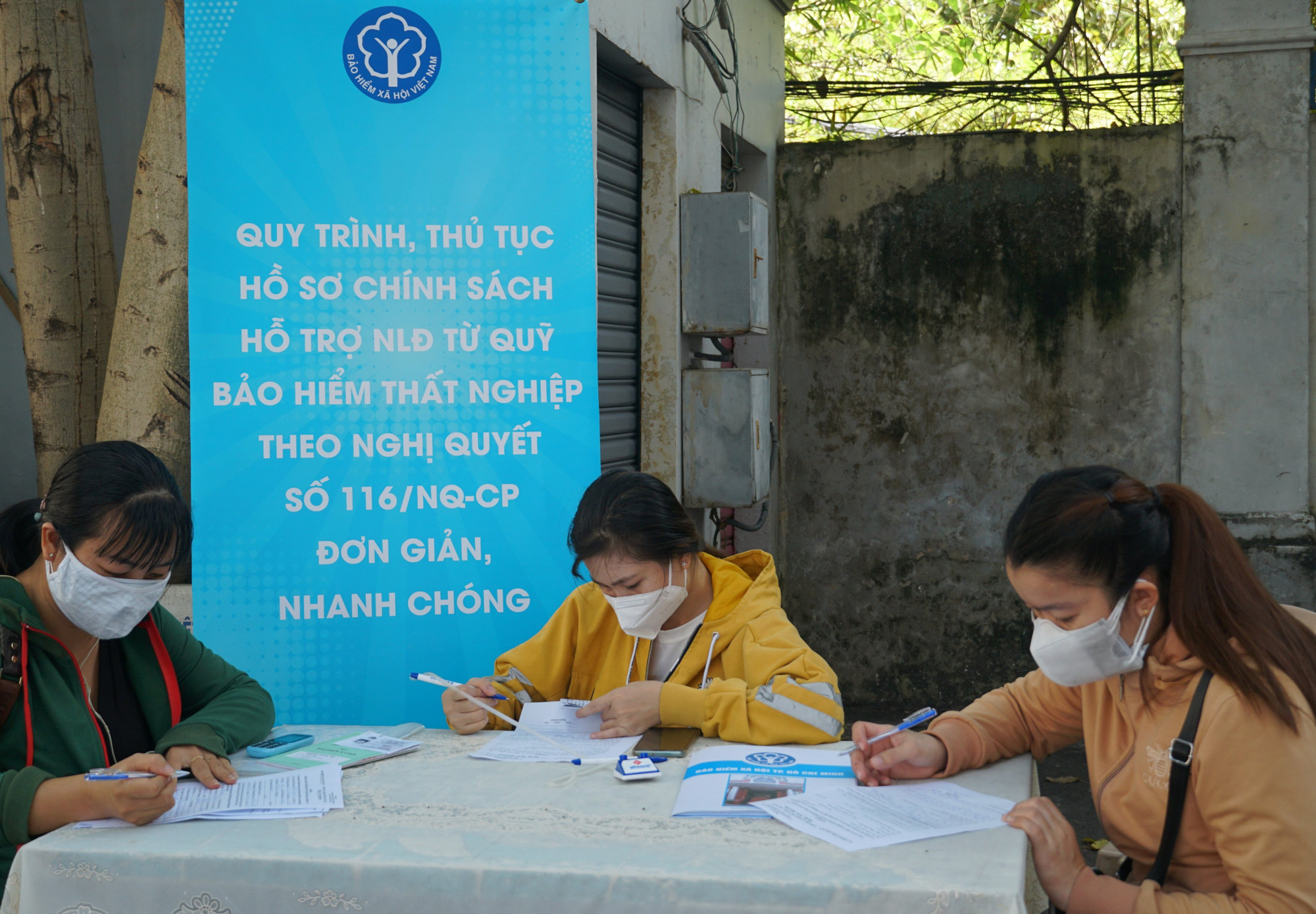 Người lao động gặp khó khăn do Covid-19 làm thủ tục nhận hỗ trợ từ Quỹ Bảo hiểm thất nghiệp theo Nghị quyết số 116 của Chính phủ. (Ảnh: Tâm Trung)