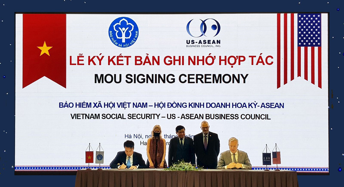 Bảo hiểm xã hội Việt Nam ký kết Kế hoạch hành động triển khai Bản ghi nhớ hợp tác trong lĩnh vực thực hiện bảo hiểm y tế với Hội đồng Kinh doanh Hoa Kỳ - ASEAN. (Ảnh: Tâm Trung).