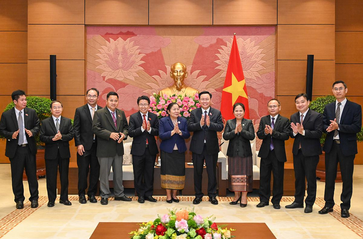 Chủ tịch Quốc hội Vương Đình Huệ và đồng chí Sisay Leudetmounsone với các đại biểu Ban Tổ chức Trung ương Đảng Nhân dân Cách mạng Lào. Chủ tịch Quốc hội Vương Đình Huệ và đồng chí Sisay Leudetmounsone với các đại biểu Ban Tổ chức Trung ương Đảng Nhân dân Cách mạng Lào.