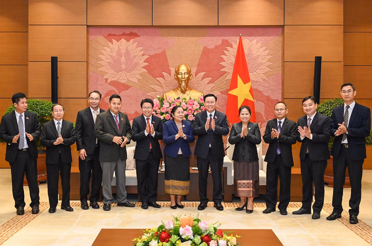 Chủ tịch Quốc hội Vương Đình Huệ và đồng chí Sisay Leudetmounsone với các đại biểu Ban Tổ chức Trung ương Đảng Nhân dân Cách mạng Lào.