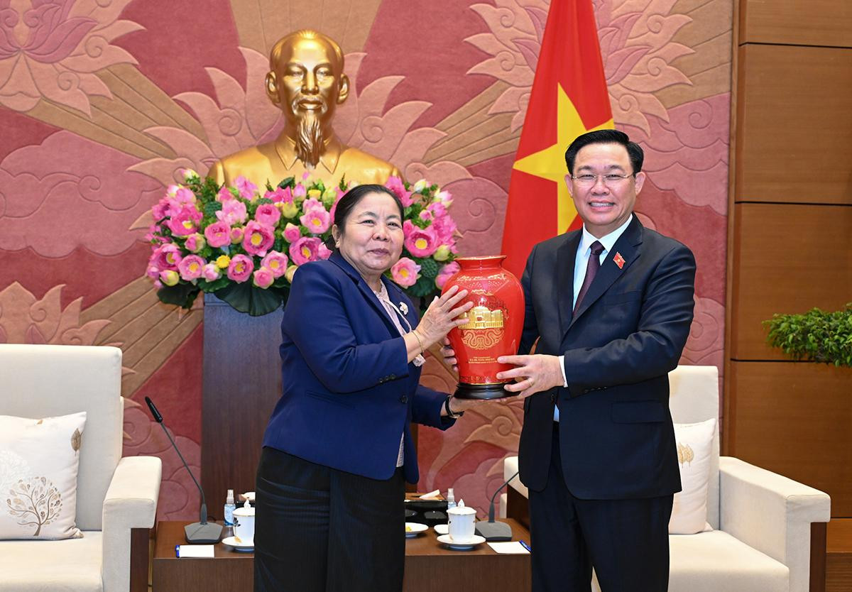 Chủ tịch Quốc hội Vương Đình Huệ tặng quà lưu niệm cho đồng chí Sisay Leudetmounsone. Chủ tịch Quốc hội Vương Đình Huệ tặng quà lưu niệm cho đồng chí Sisay Leudetmounsone.