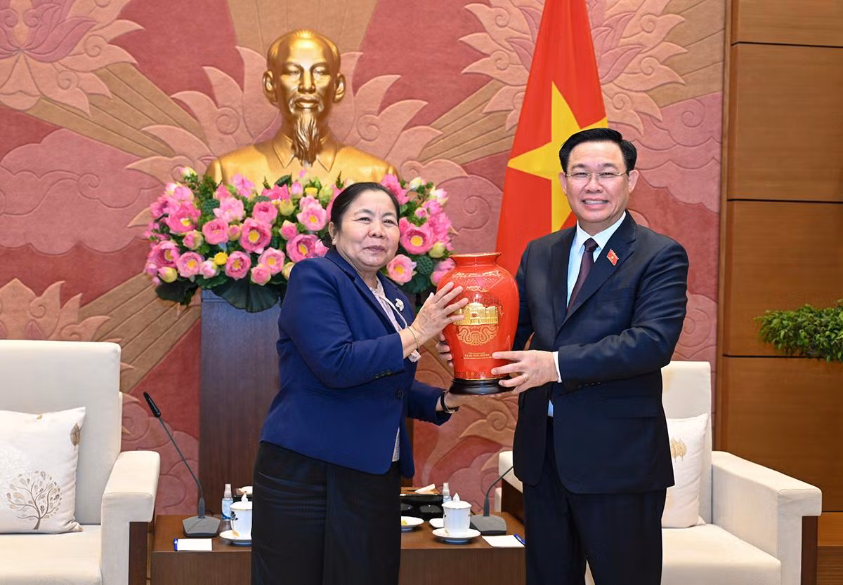 Chủ tịch Quốc hội Vương Đình Huệ tặng quà lưu niệm cho đồng chí Sisay Leudetmounsone.