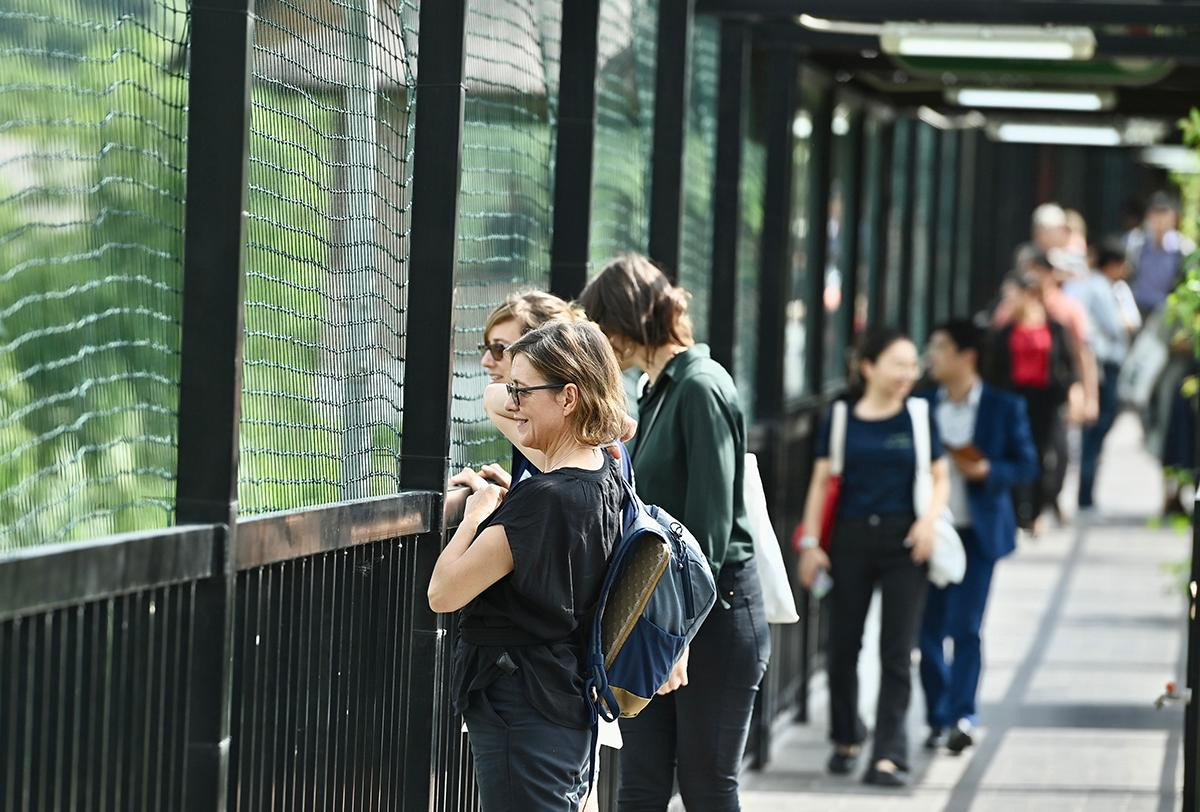 Du khách ngạc nhiên pha lẫn thích thú khi tận mắt xem những chú gấu to lớn được sống an toàn trong môi trường bán tự nhiên.